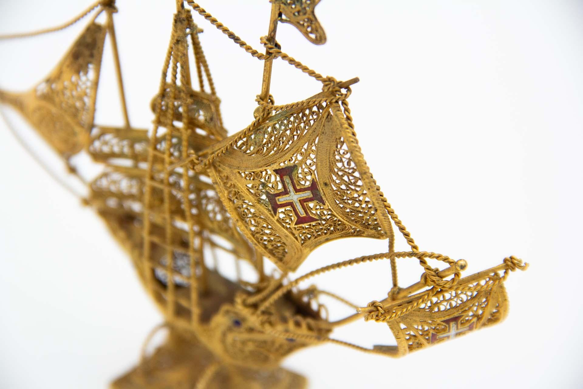 Silver-gilt miniature caravel In Good Condition For Sale In Porto, PT