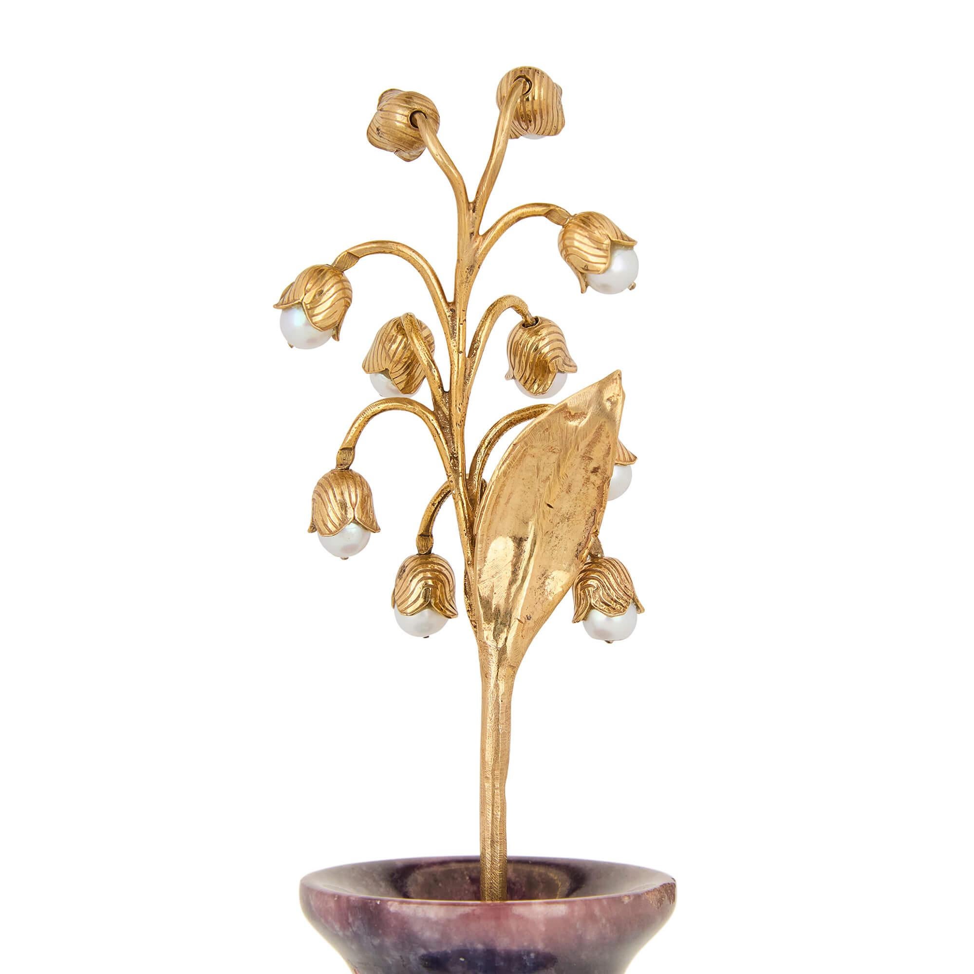 Modelo del Lirio del Valle de Plata Dorada, Perlas y Charoite al Estilo de Fabergé Tallado en venta