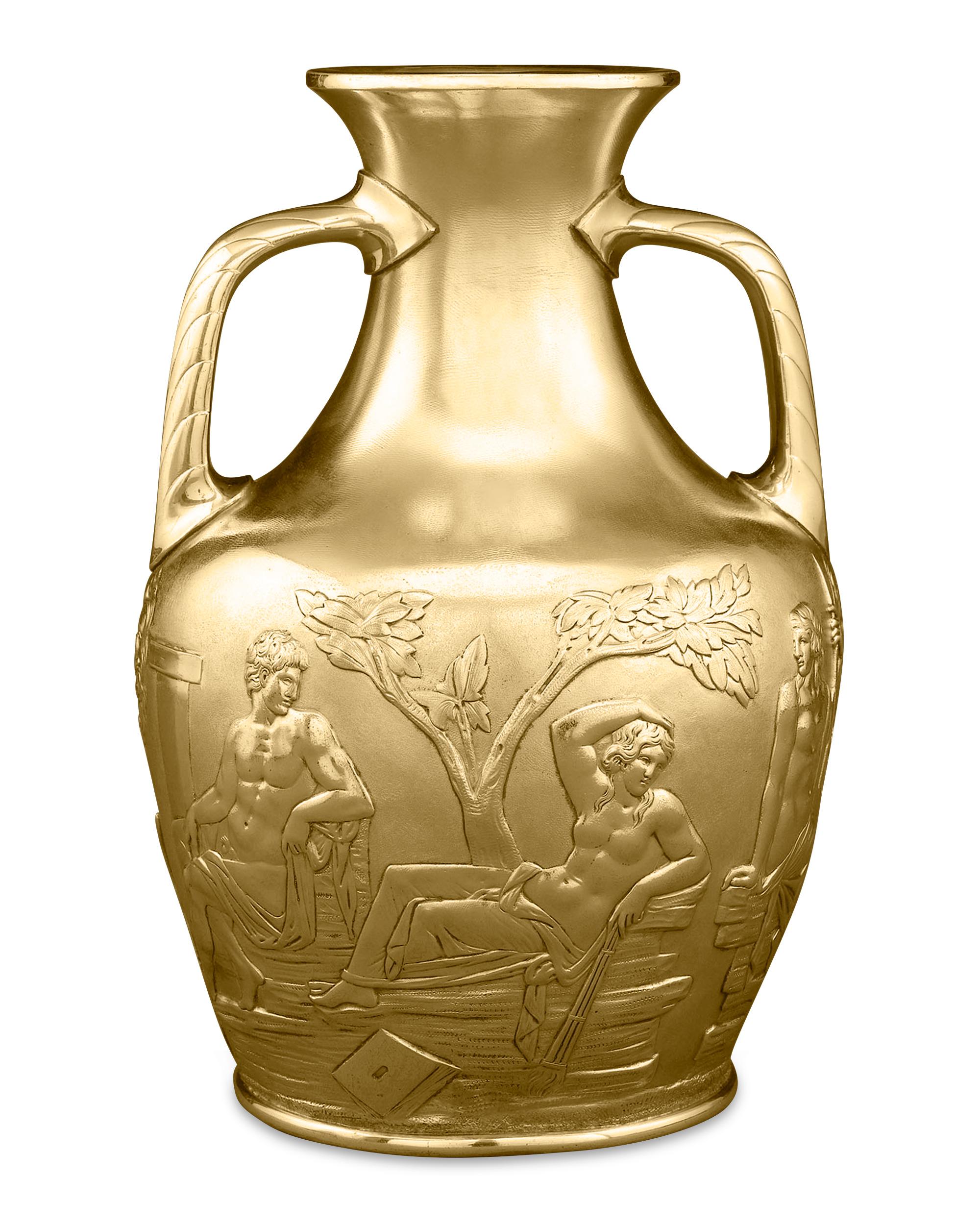 Diese prächtige silbervergoldete Portland-Vase wurde von der bahnbrechenden Silberschmiedefirma Elkington & Co. hergestellt. Die ikonischen Szenen aus der Antike sind mit äußerster Präzision auf einem strukturierten Hintergrund abgebildet und