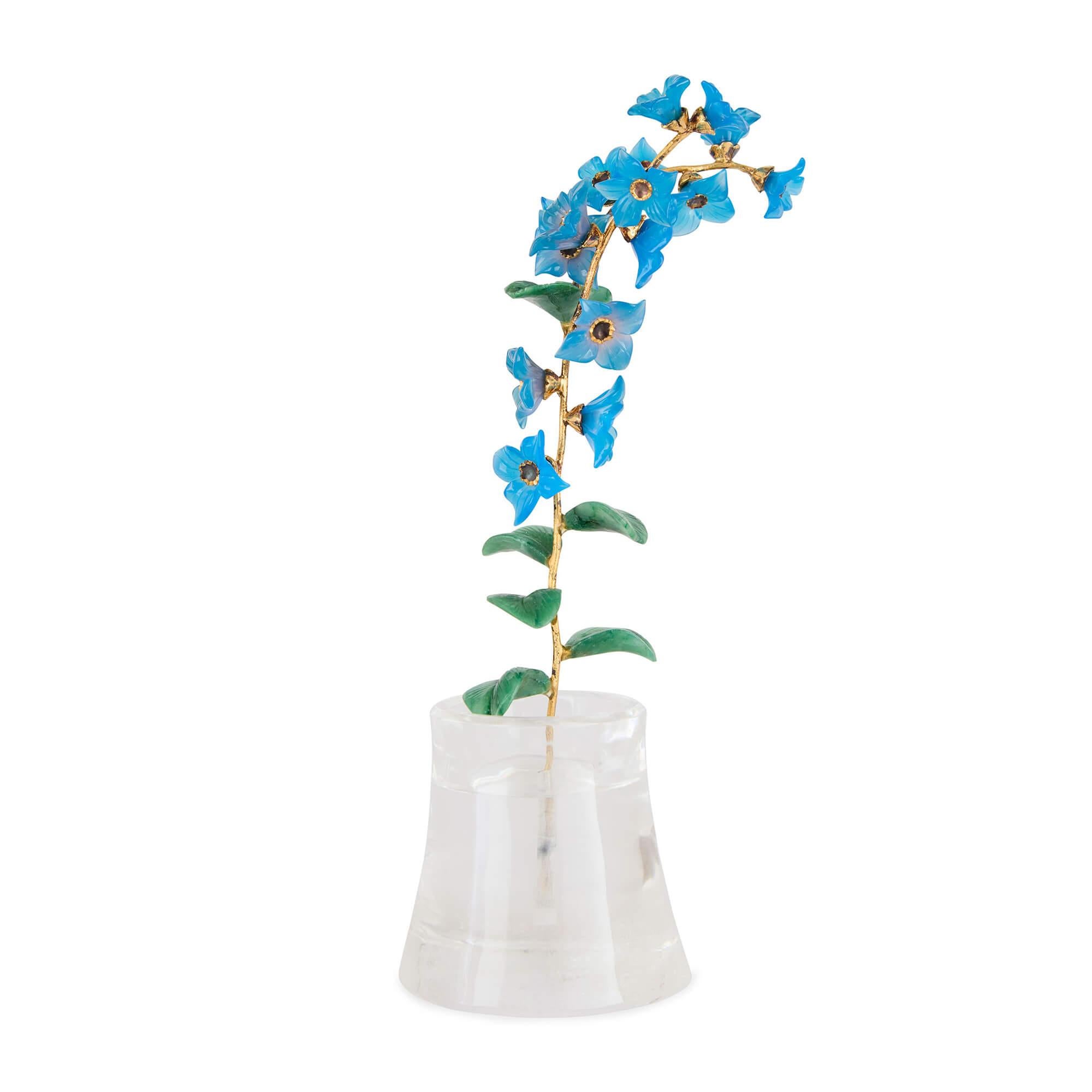 Modèle en argent doré, cristal de roche et verre à fleur de bluet dans le style de Fabergé.
Continental, 20ème siècle 
Hauteur 18 cm, diamètre 6 cm

Inspiré par l'art de Fabergé, cet objet d'art floral exquis reflète le savoir-faire de l'entreprise