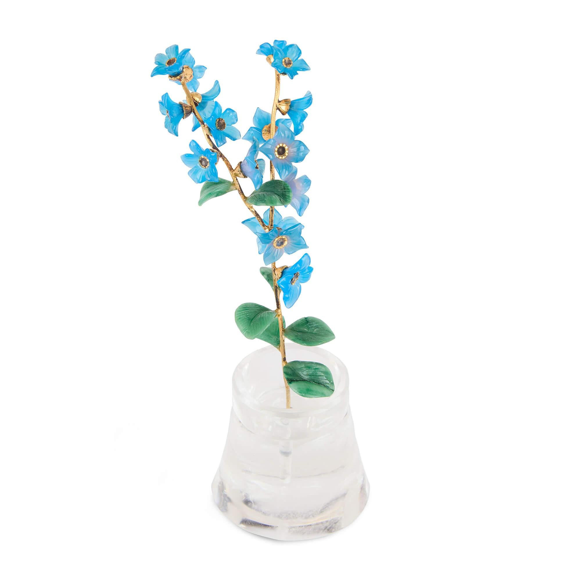 Européen Modèle en argent et en vermeil, en cristal de roche et en verre pour la fleur de Bluet, dans le style de Fabergé en vente