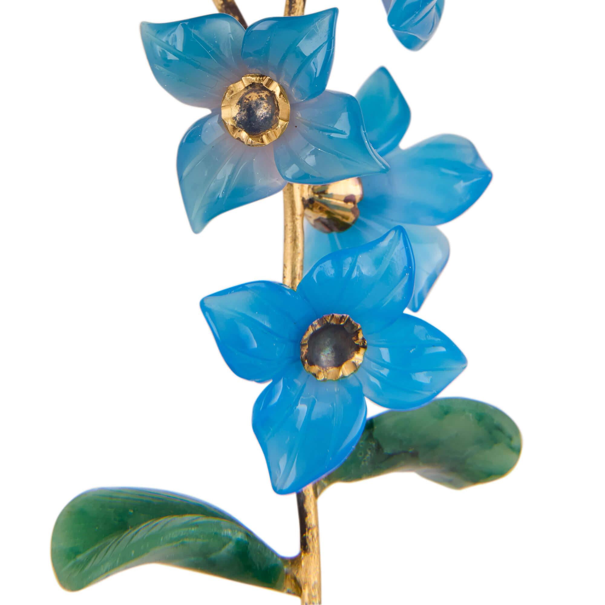 Sculpté Modèle en argent et en vermeil, en cristal de roche et en verre pour la fleur de Bluet, dans le style de Fabergé en vente