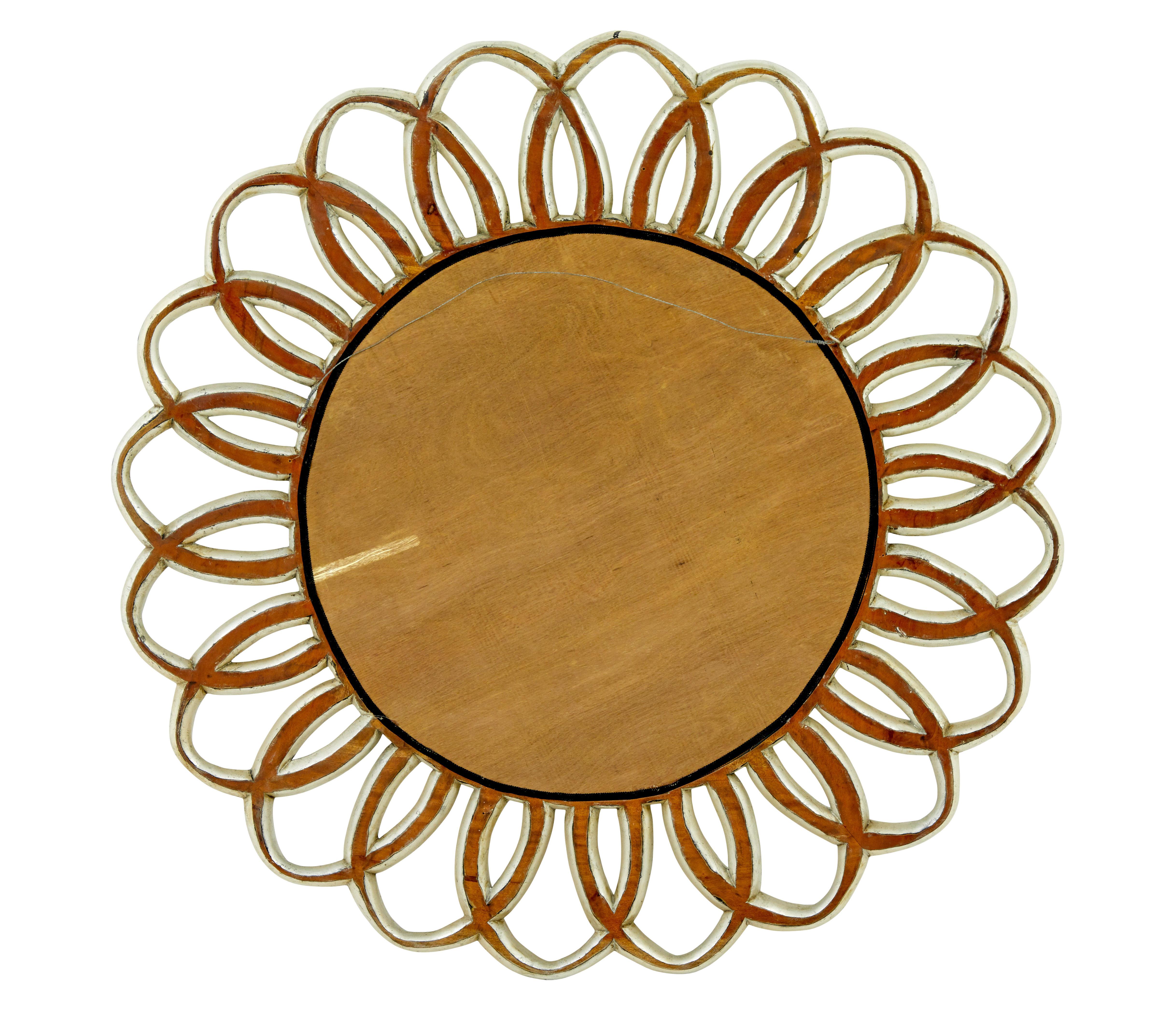 Specchio da parete rococò in argento dorato.

Grande specchio di buona qualità di 4 piedi di diametro in legno intagliato, specchio centrale di 27 pollici circondato da anelli intrecciati con effetto argentato.

Ideale da utilizzare in corridoio o