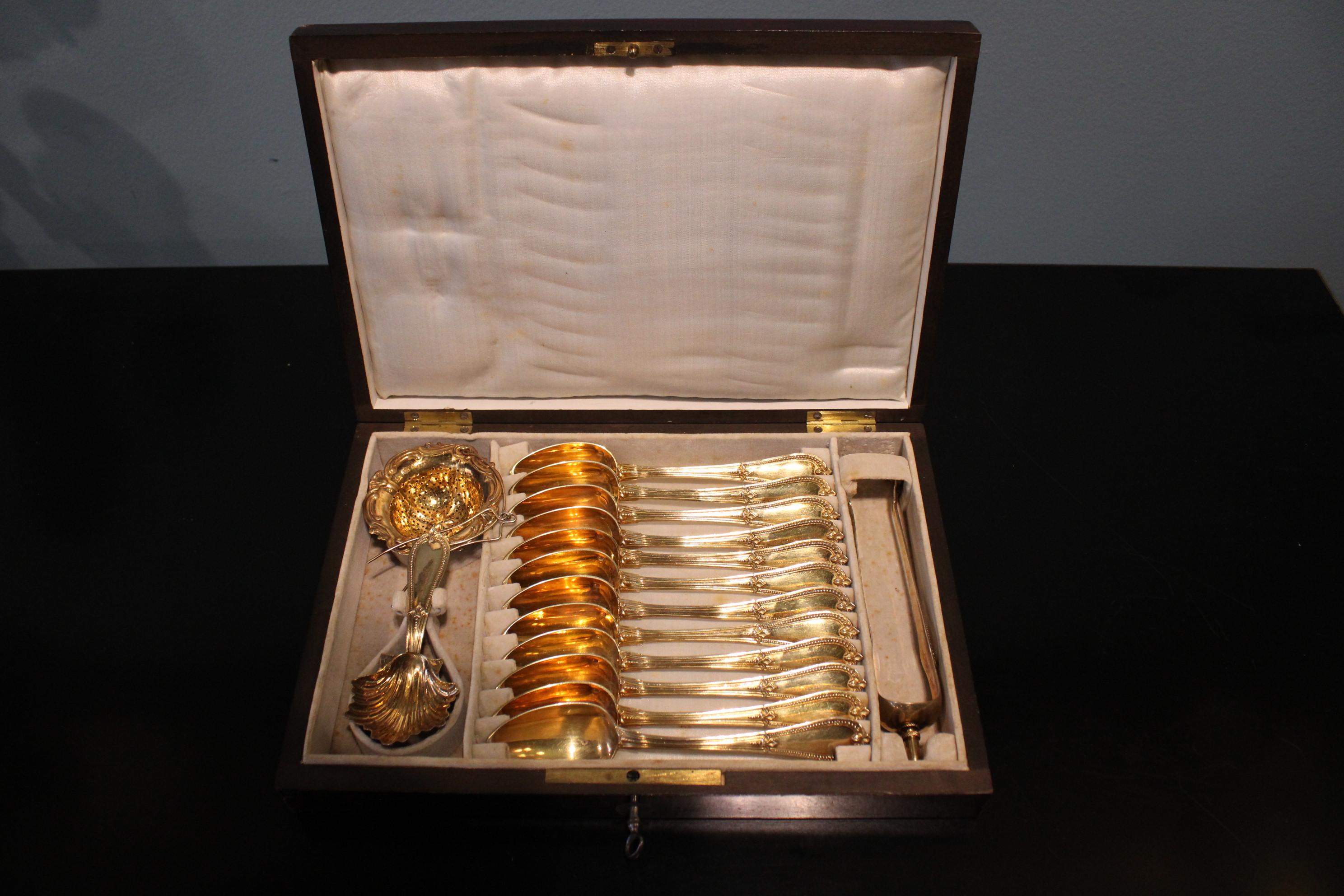 Box of old silver-gilt cutlery.
Hallmark Minerva. 

Box dimensions : 27 x 19 x 4.5 cm
Dimensions of a snoop : 15 x 3 x 1 cm.