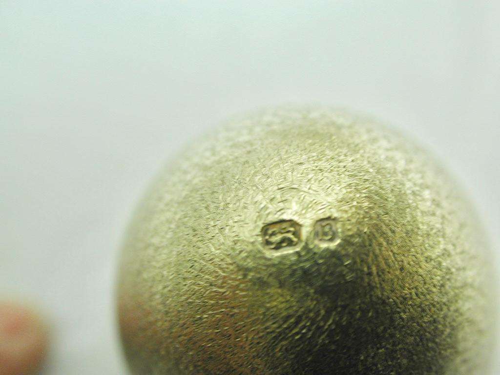 Arts and Crafts Silver Gilt Stuart Devlin Egg, Dated 1976, London Assay For Sale