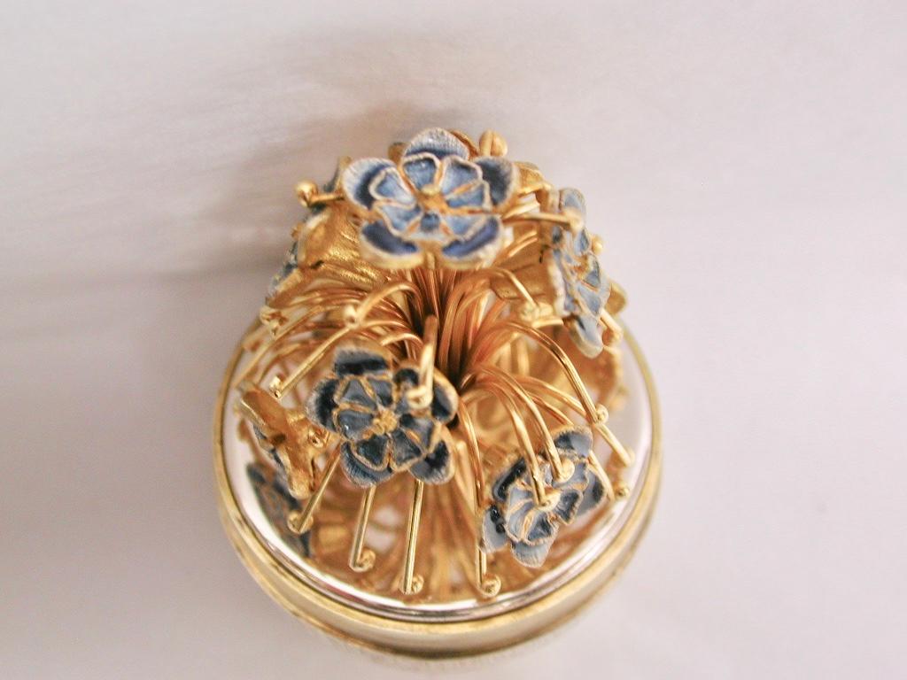 Silver Gilt Stuart Devlin egg, dated 1979, London Assay, in fitted box
Lovely hammered finish with bi-coloured blue flowers and staymens inside.
Very heavy gauge of silver.