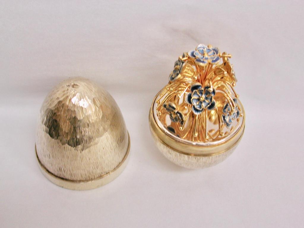 Huevo Stuart Devlin de plata dorada, fechado en 1979, ensayado en Londres, en caja adaptada Artes y manualidades en venta