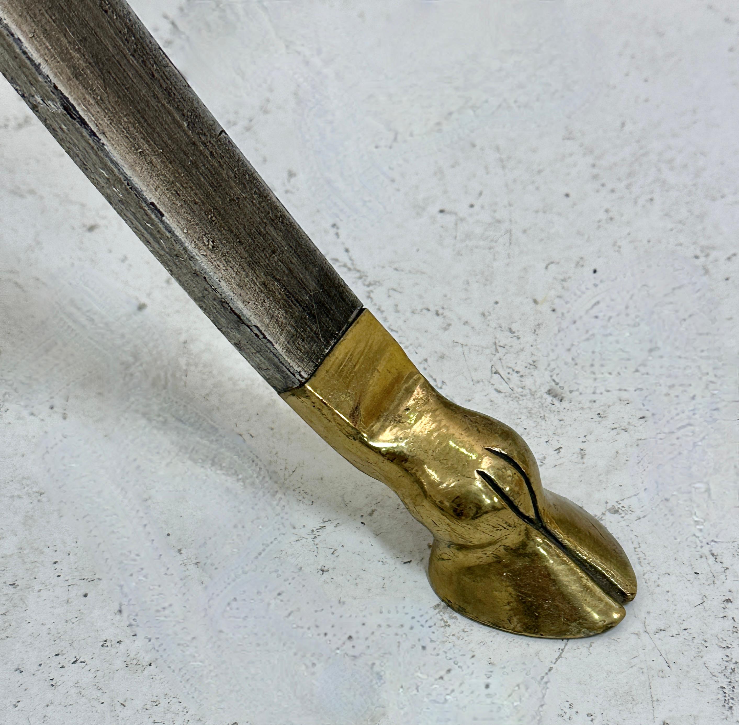 Table en argent doré avec pieds en sabots de laiton et plateau en verre biseauté c. C.C. en vente 2