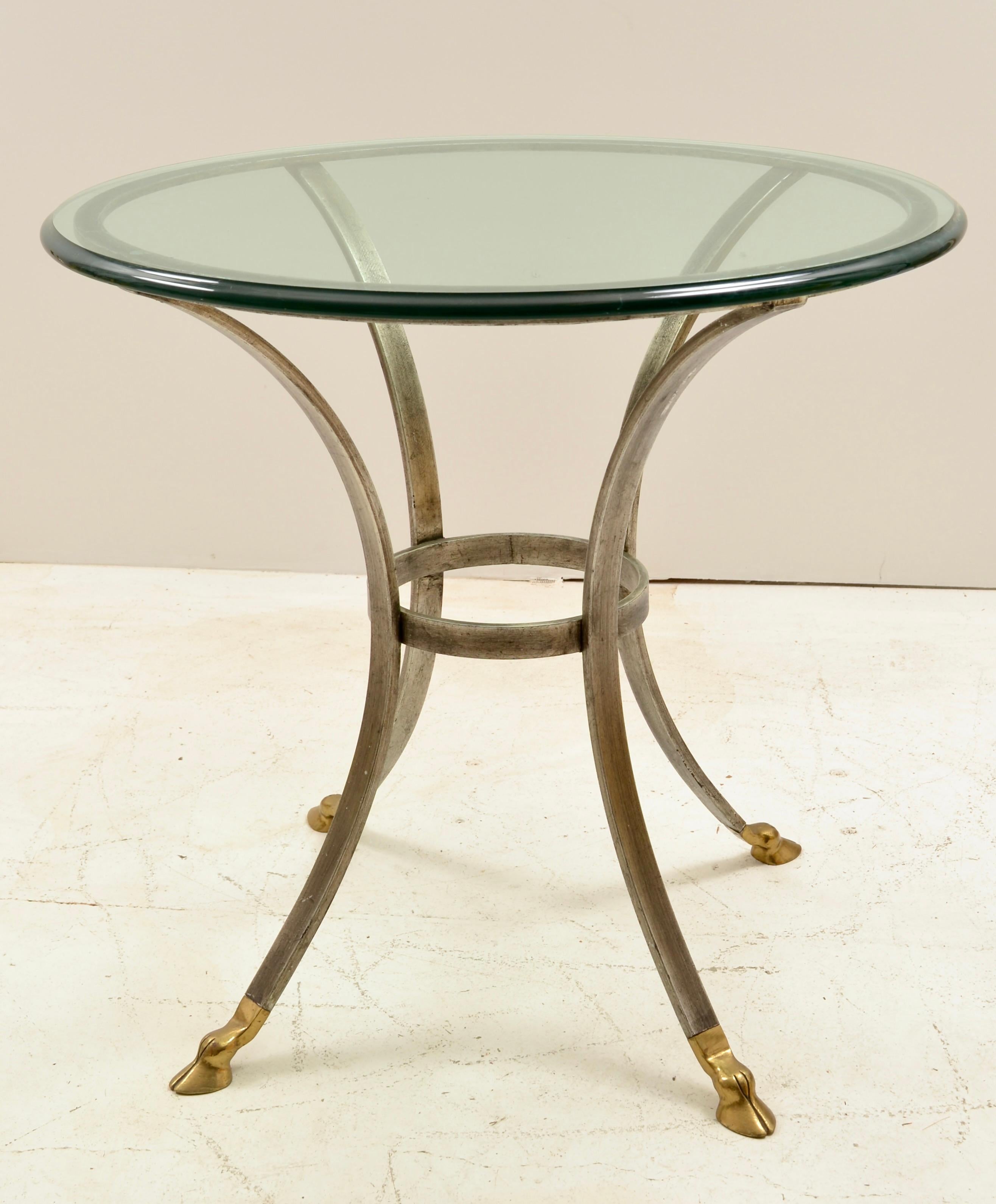 Silber vergoldeter Tisch mit Messingfüßen und abgeschrägter Glasplatte aus Silber, ca. 1970er Jahre (Neoklassisch) im Angebot