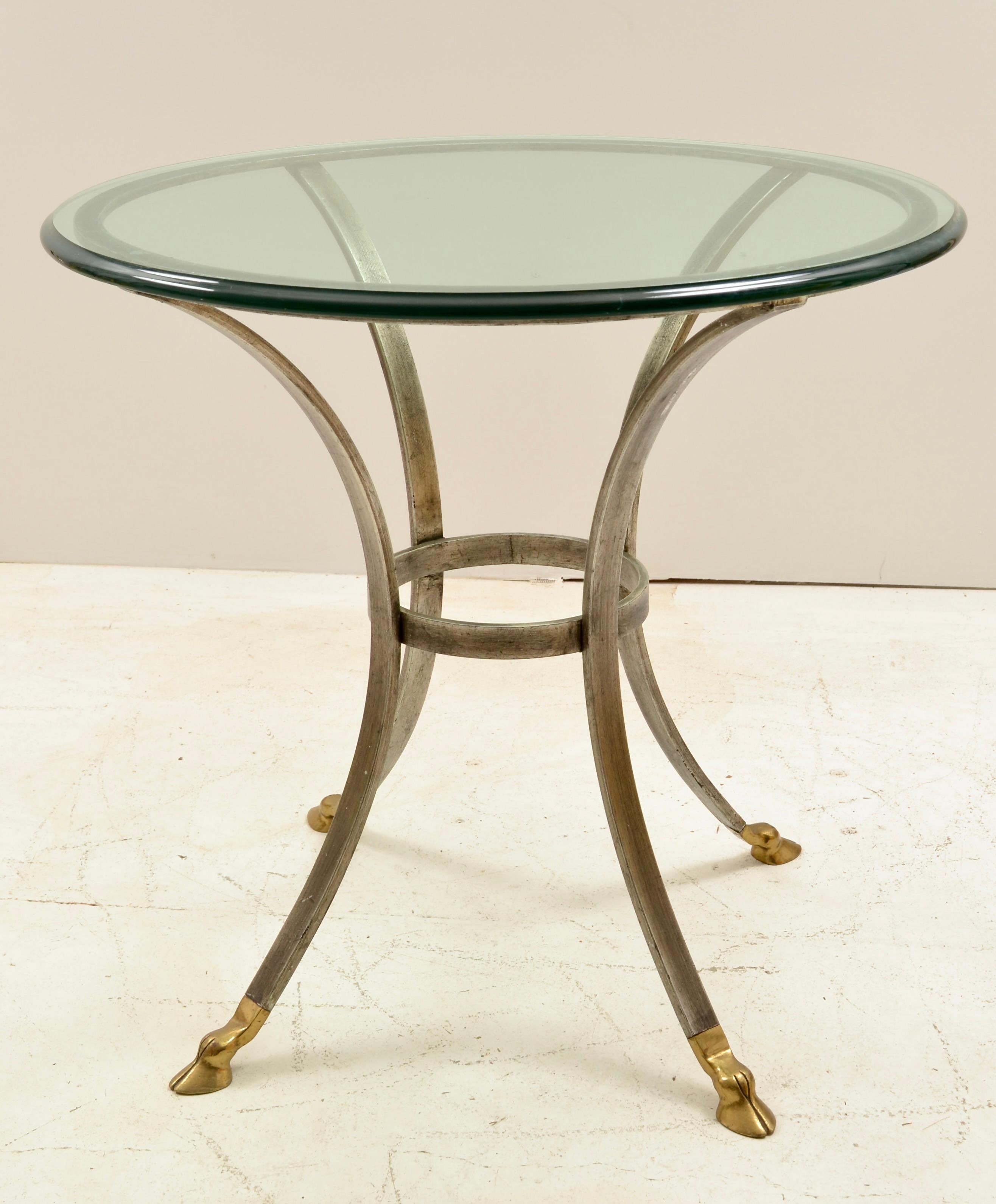 Néoclassique Table en argent doré avec pieds en sabots de laiton et plateau en verre biseauté c. C.C. en vente