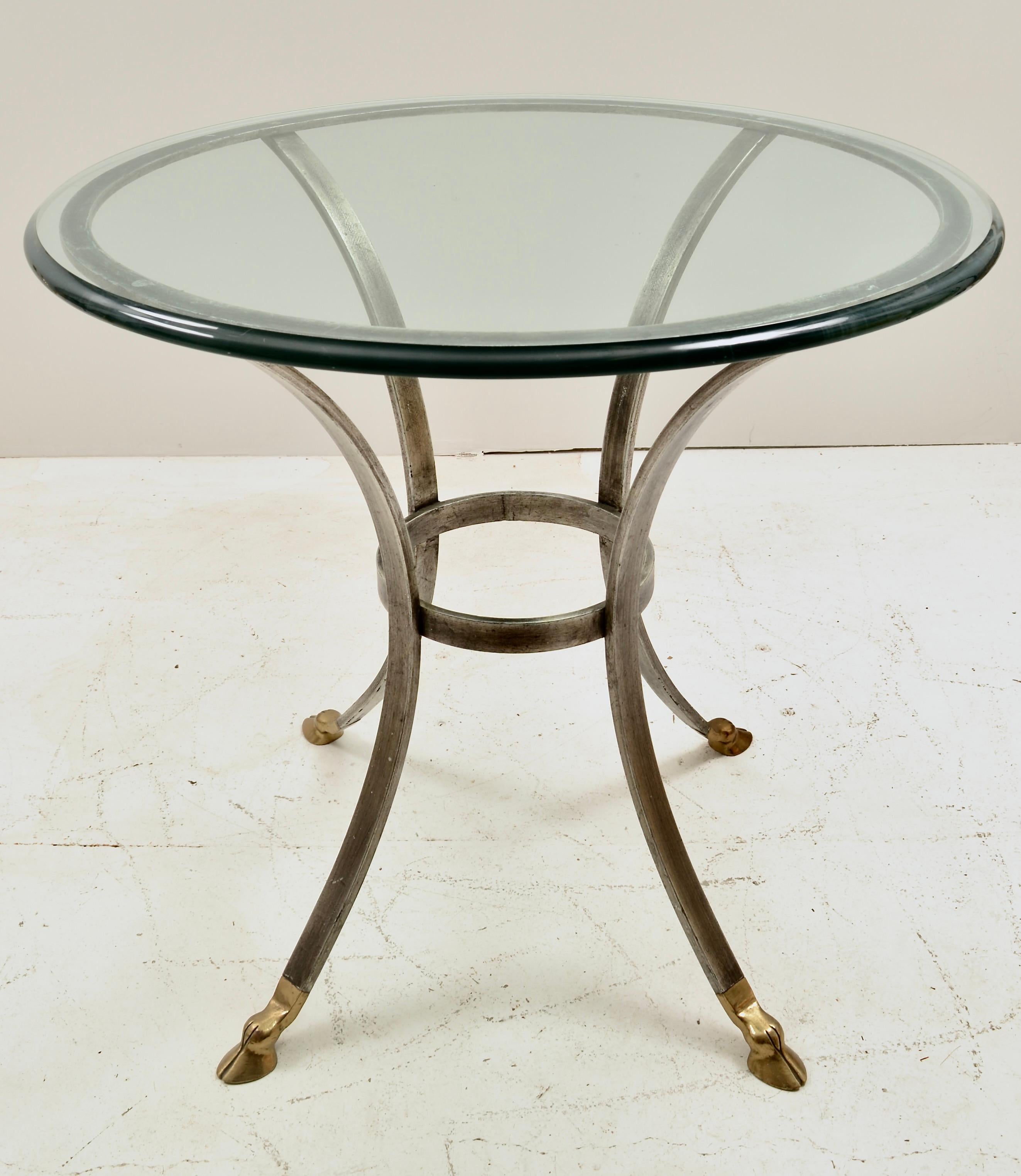 Américain Table en argent doré avec pieds en sabots de laiton et plateau en verre biseauté c. C.C. en vente