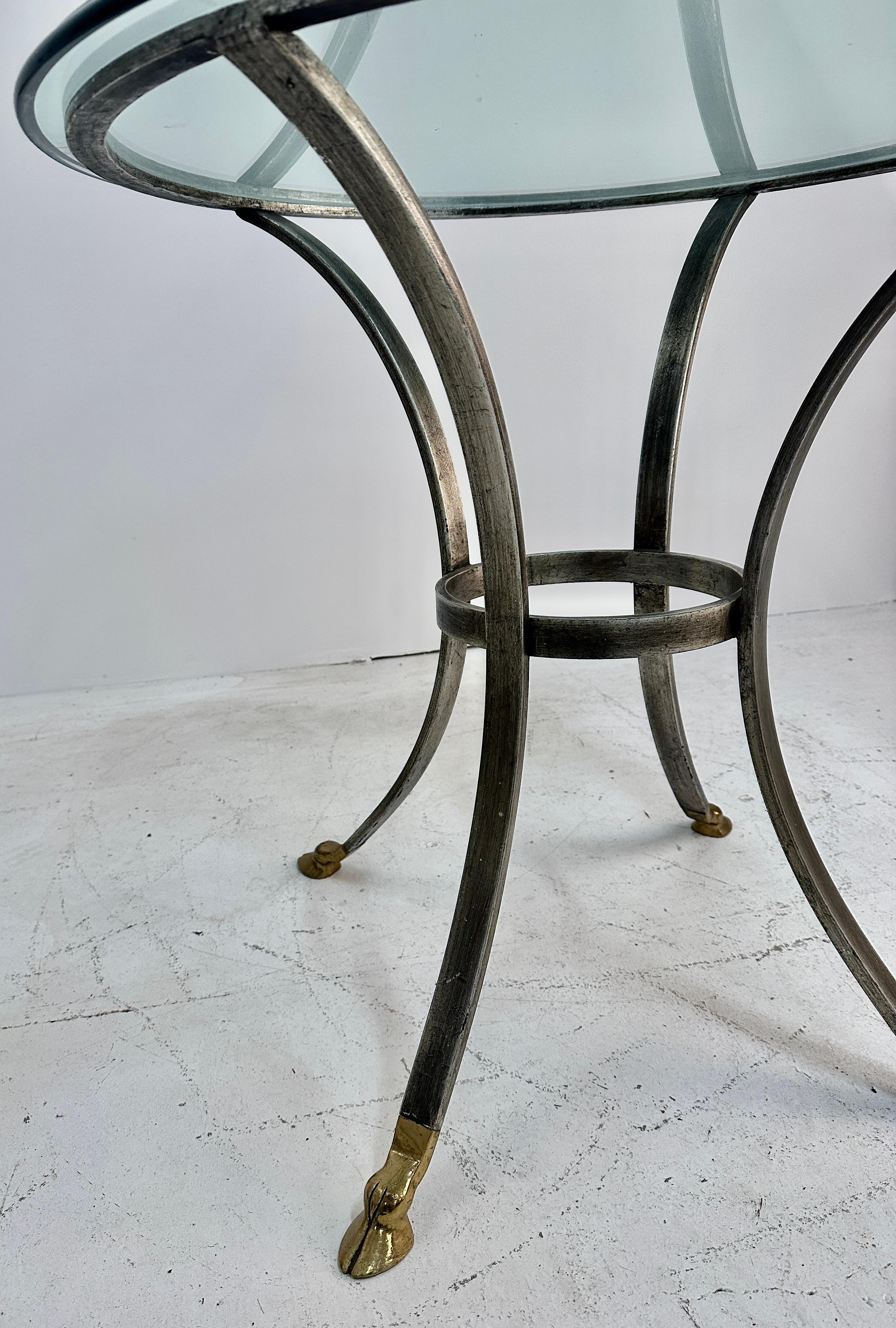 Doré Table en argent doré avec pieds en sabots de laiton et plateau en verre biseauté c. C.C. en vente
