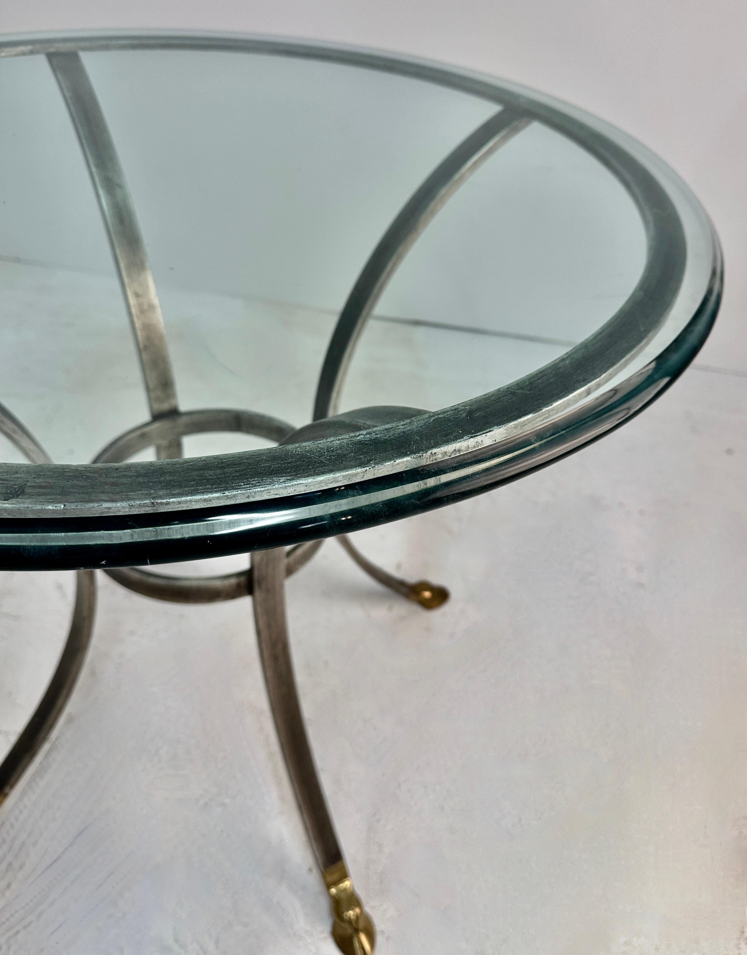 Silber vergoldeter Tisch mit Messingfüßen und abgeschrägter Glasplatte aus Silber, ca. 1970er Jahre im Zustand „Gut“ im Angebot in Norwalk, CT