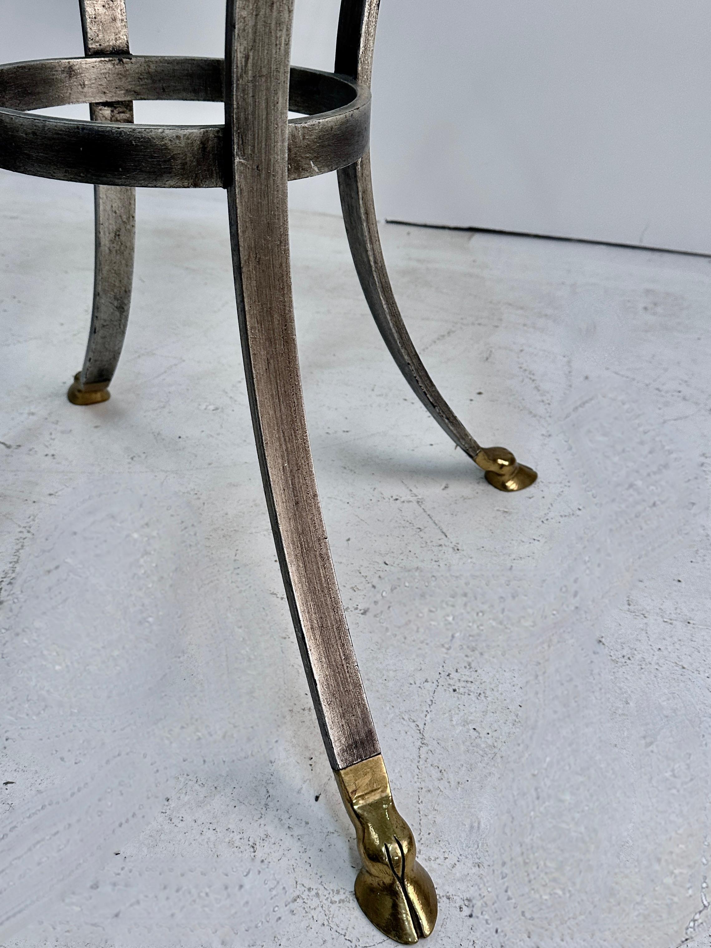 Laiton Table en argent doré avec pieds en sabots de laiton et plateau en verre biseauté c. C.C. en vente