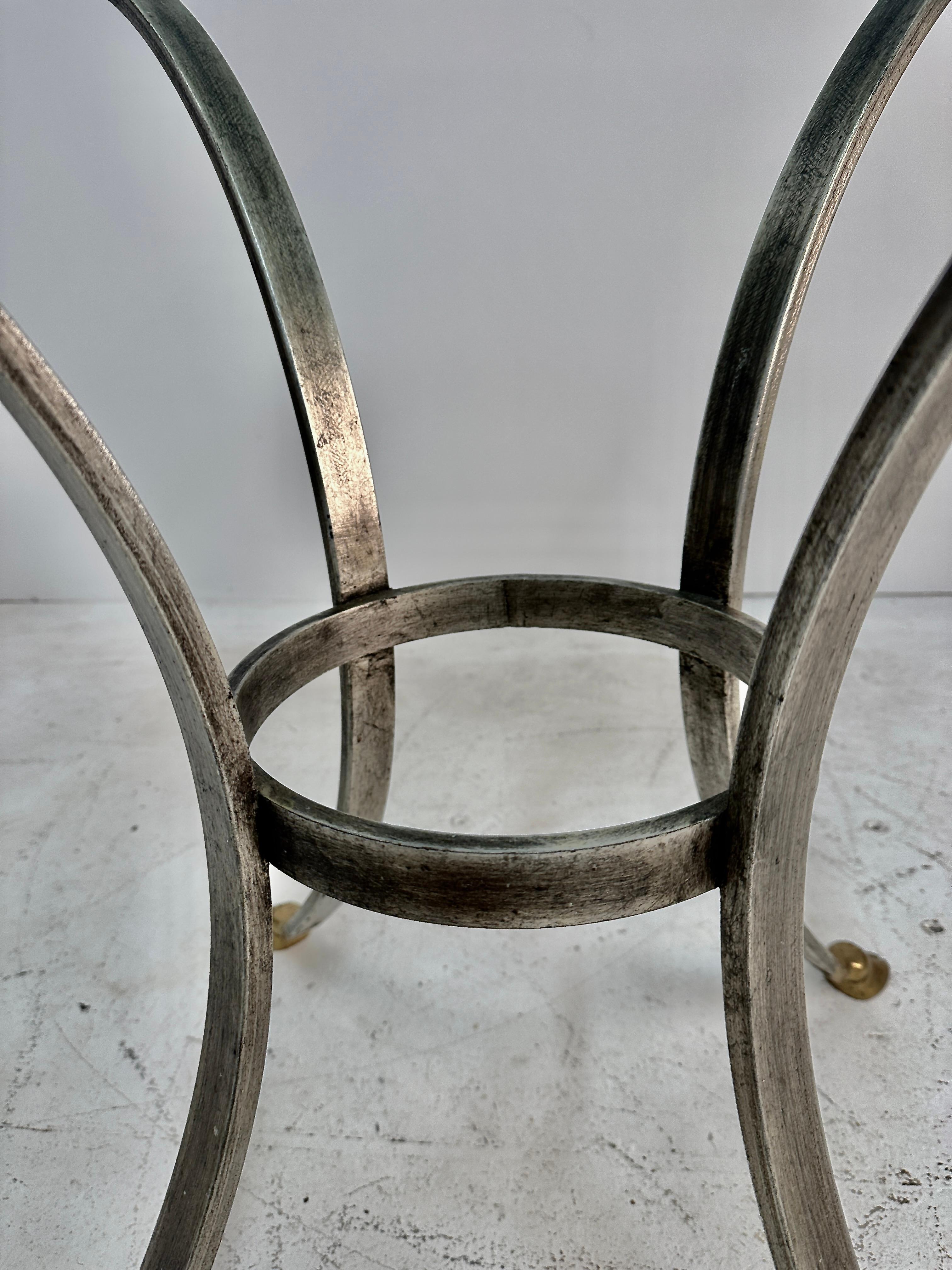 Table en argent doré avec pieds en sabots de laiton et plateau en verre biseauté c. C.C. en vente 1