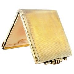 Scatola da toilette in argento dorato con rilievi sul coperchio a specchio e base per cipria con rubino