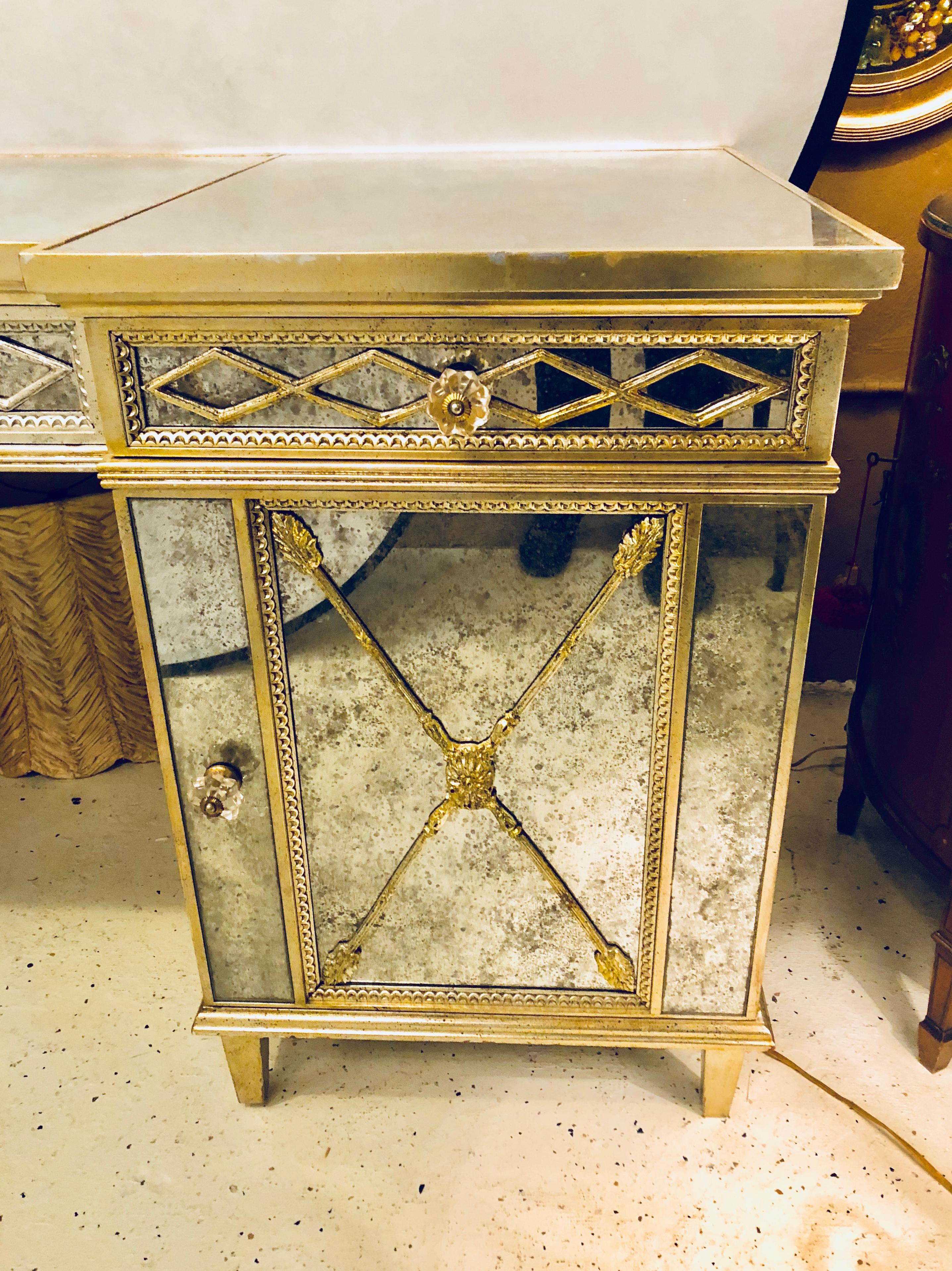 Silver Gilt Triple Vanity with Antique Mirror Panelling and Closed Arrow Design In Good Condition In Stamford, CT