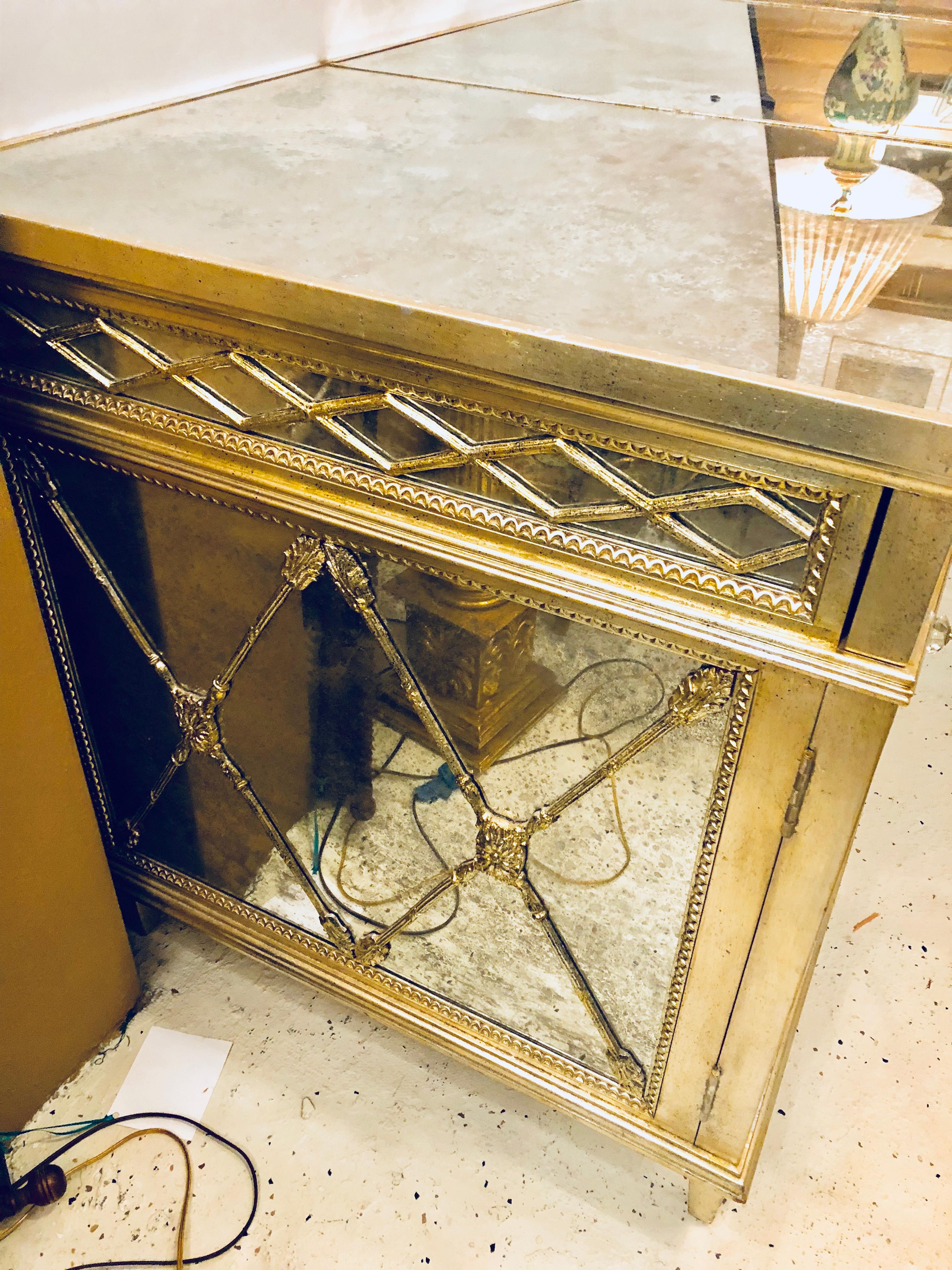 Silver Gilt Triple Vanity with Antique Mirror Panelling and Closed Arrow Design 3