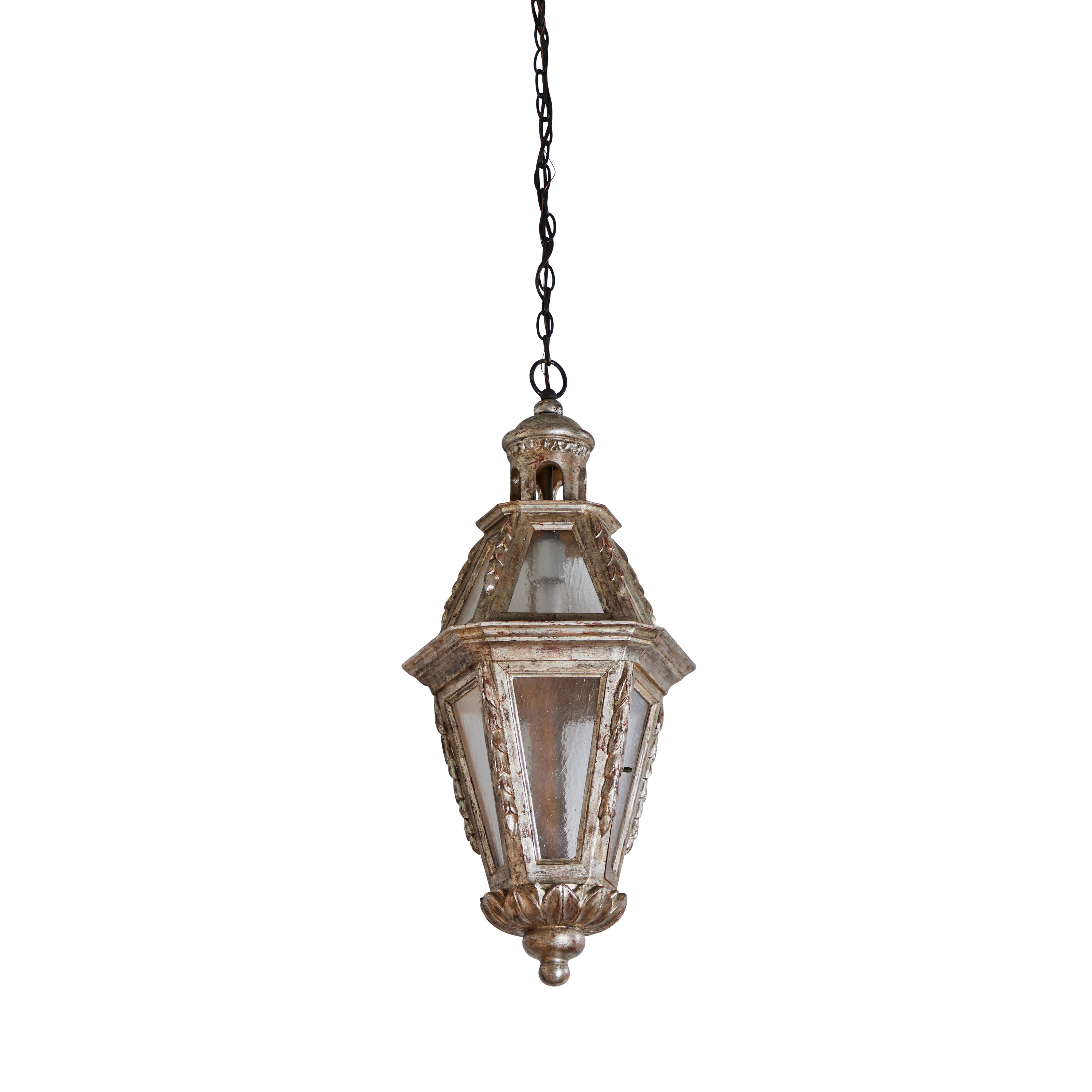 Paire de lanternes en bois sculpté à la main et doré à l'argent, avec des panneaux de verre quelque peu opaques et une porte d'accès pour changer la lumière unique.  3 pieds de chaîne et canopée attachée.  Vendu séparément.  Câblé pour les
