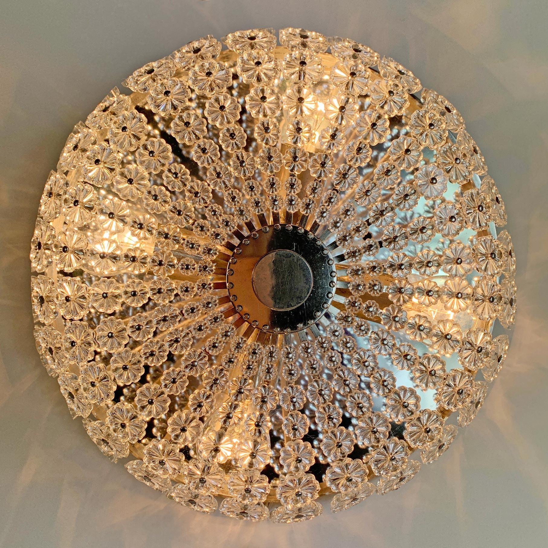Emil Stejnar (Australien) Sonnenschliff-Einbauleuchte, entworfen für die Firma H. Richter, 1950er Jahre.
Elegante, seltene silberne Einbaubeleuchtung mit Hunderten von einzelnen kleinen, rückseitig geschliffenen Blumen aus Glas auf einem silbernen