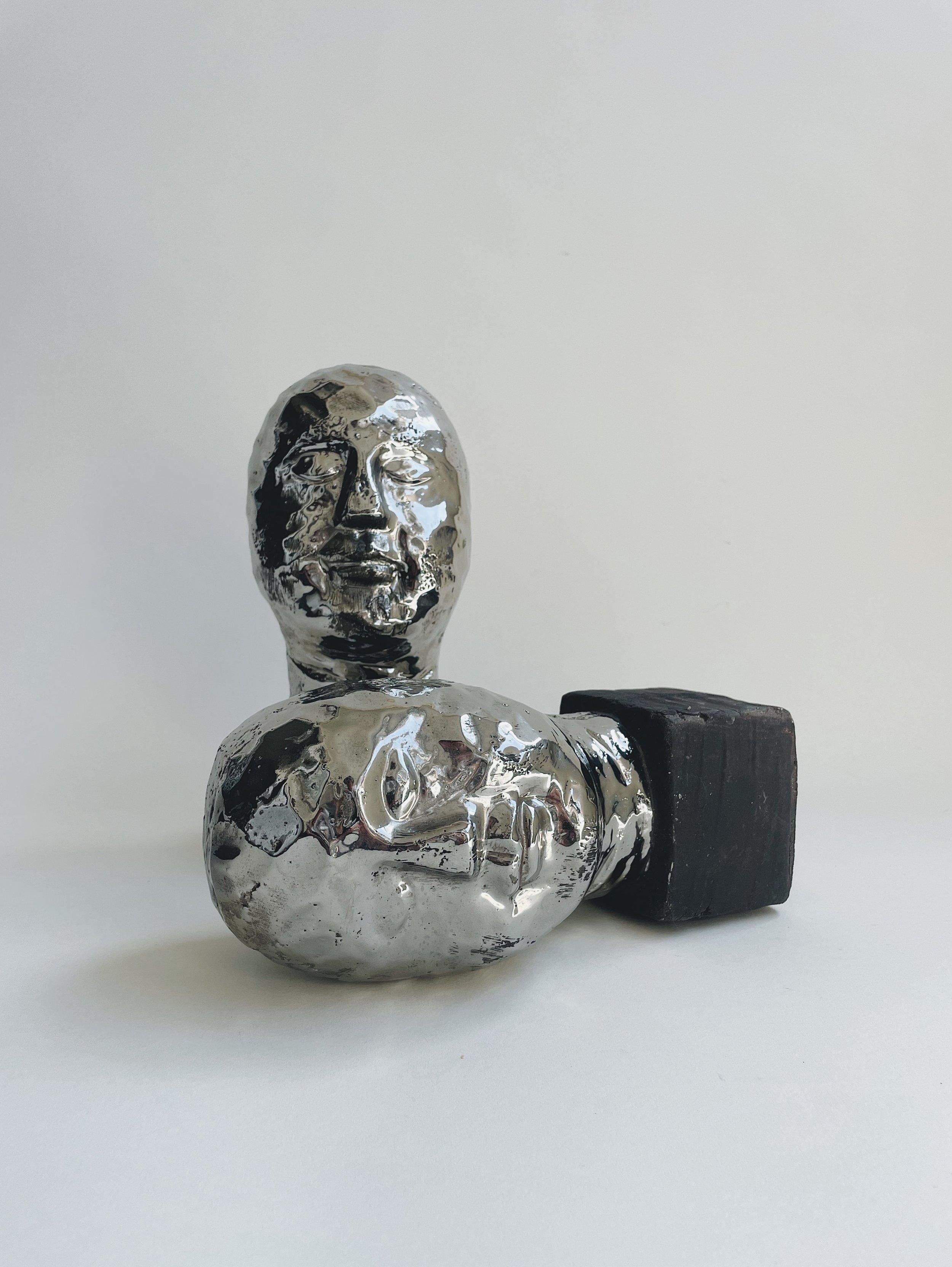 Paire de bustes en poterie de style cycliste à glaçure argentée Bon état - En vente à Los Angeles, CA
