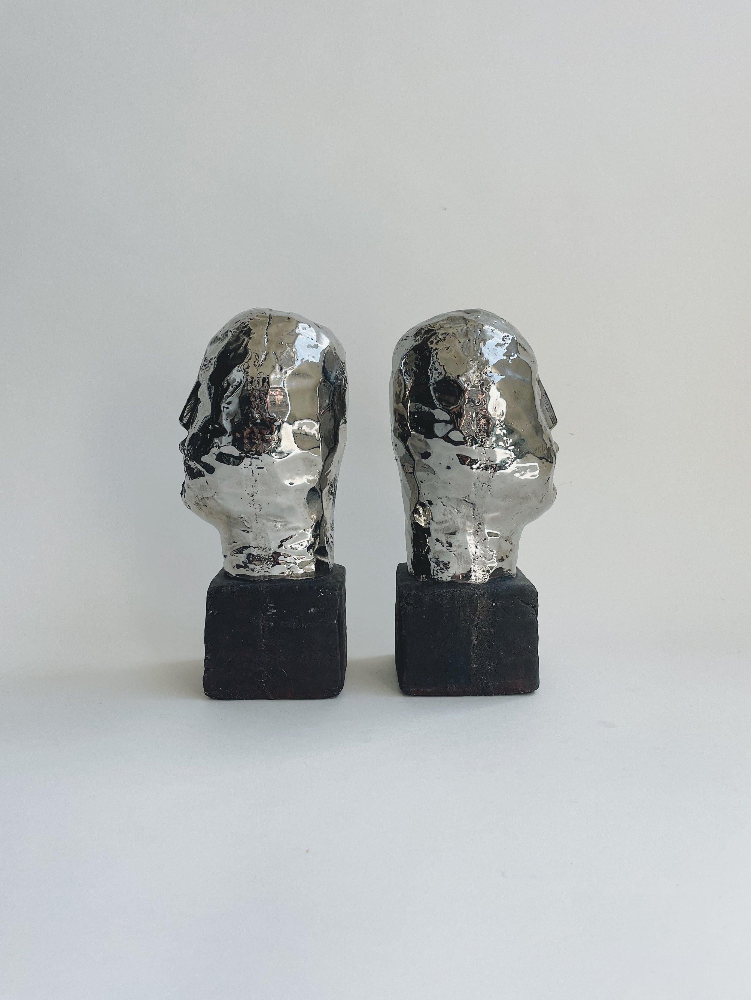 20ième siècle Paire de bustes en poterie de style cycliste à glaçure argentée en vente