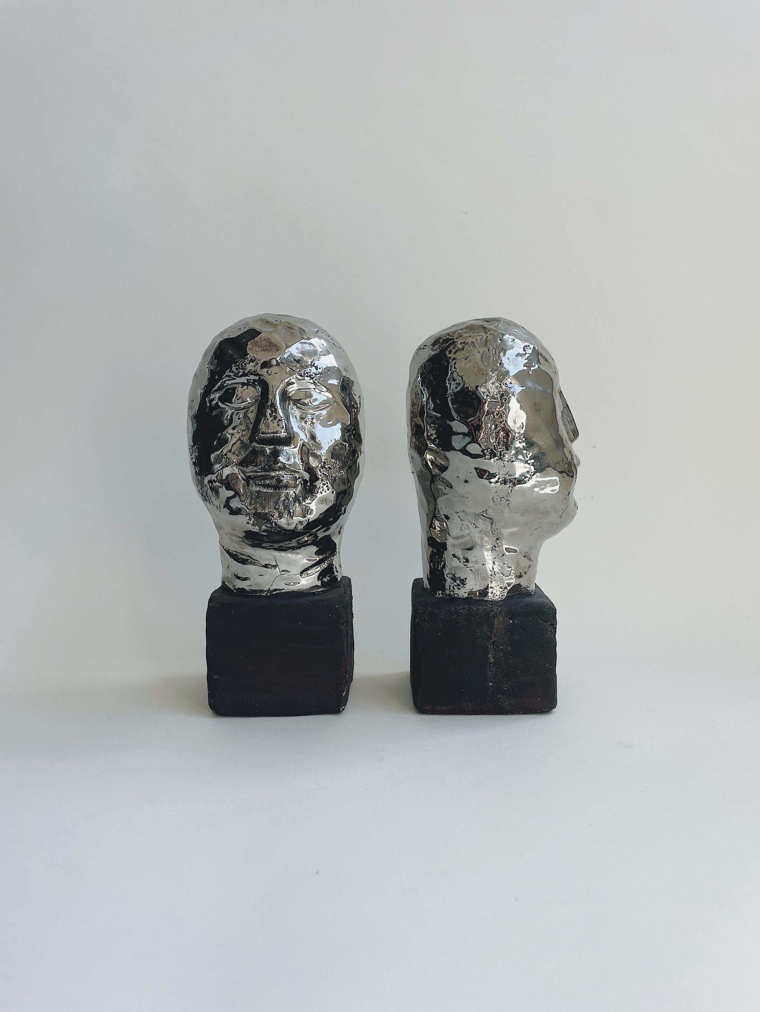 Poteries Paire de bustes en poterie de style cycliste à glaçure argentée en vente