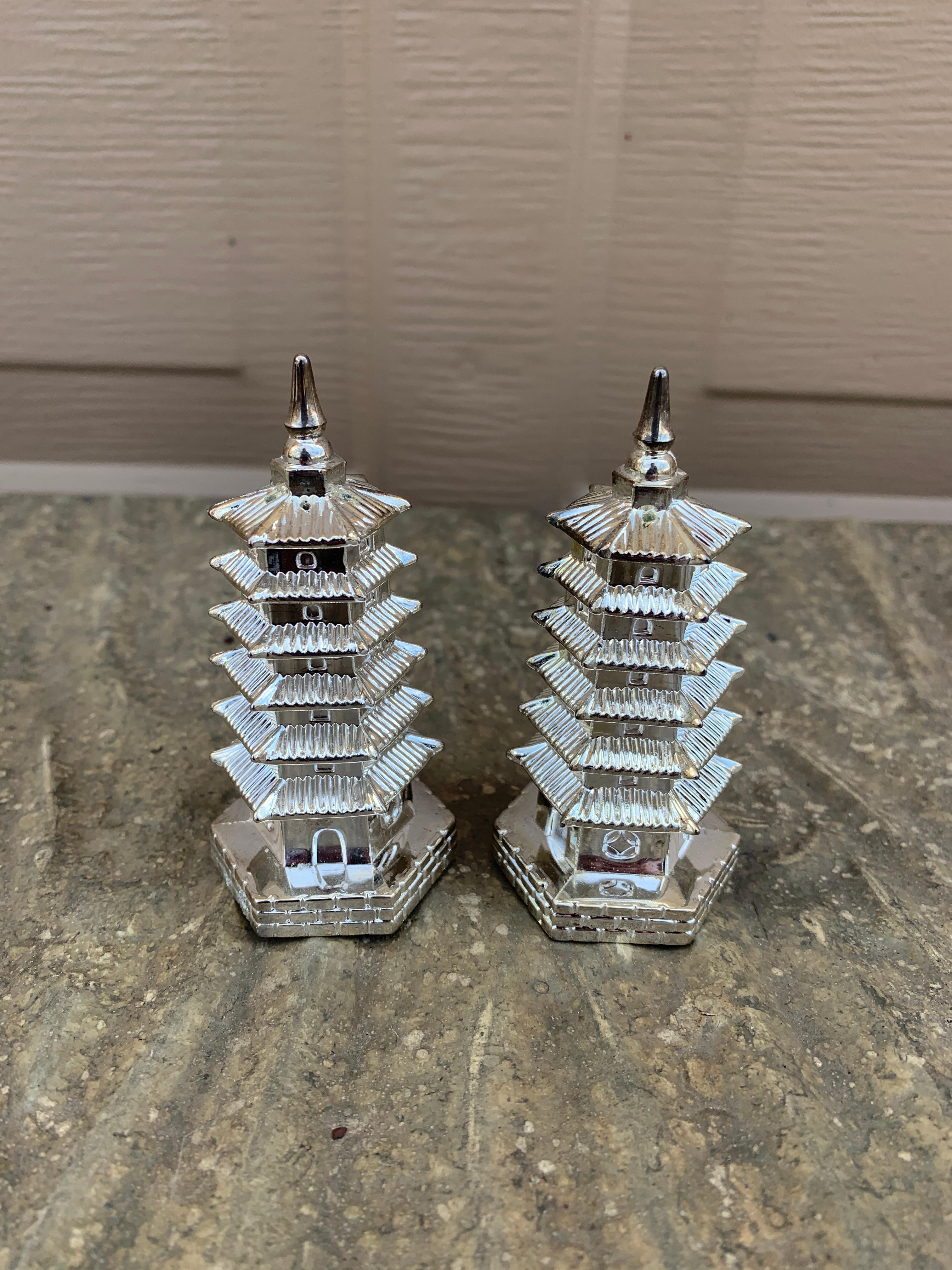 Encantador par de saleros y pimenteros de plata en forma de pagodas

Por Godinger

Alrededor de 1970

Medidas: 1,5
