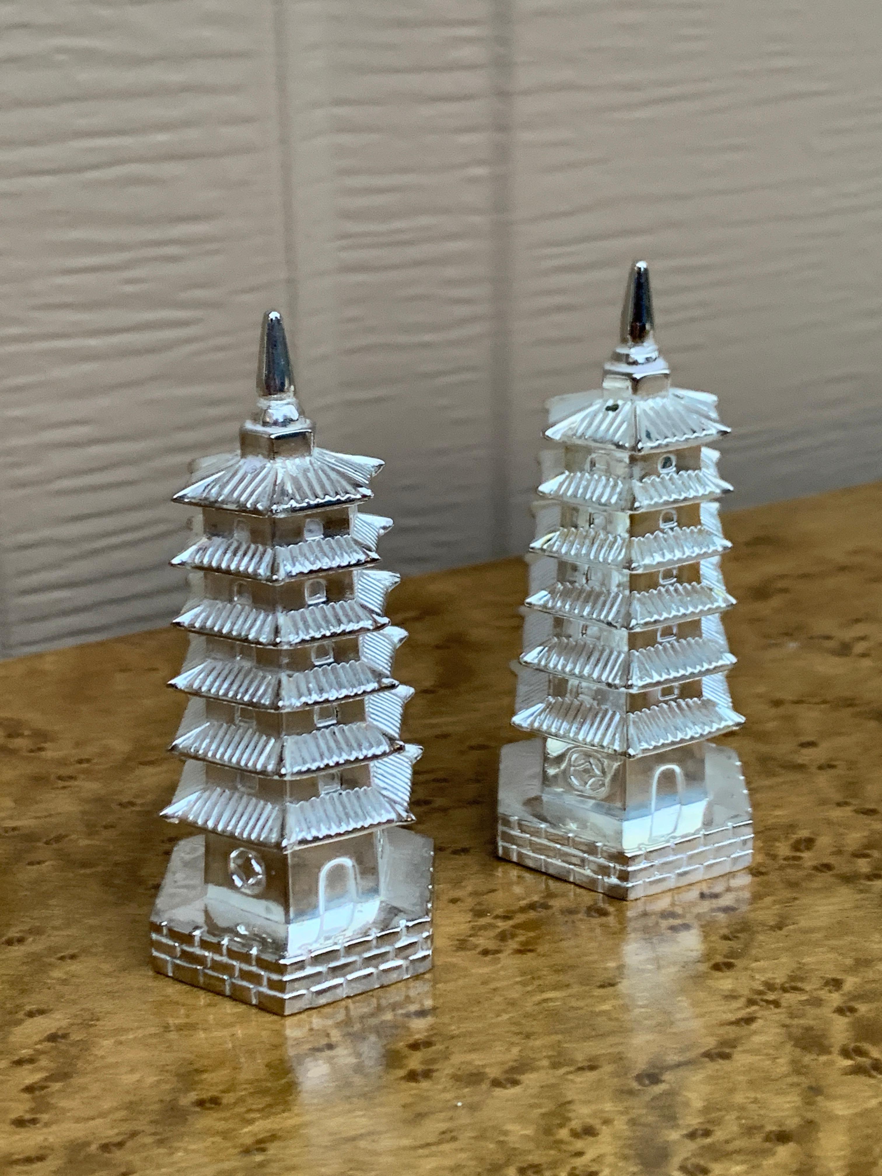 Américain Salière et poivrière en argent Godinger Chinoiserie Pagode en vente