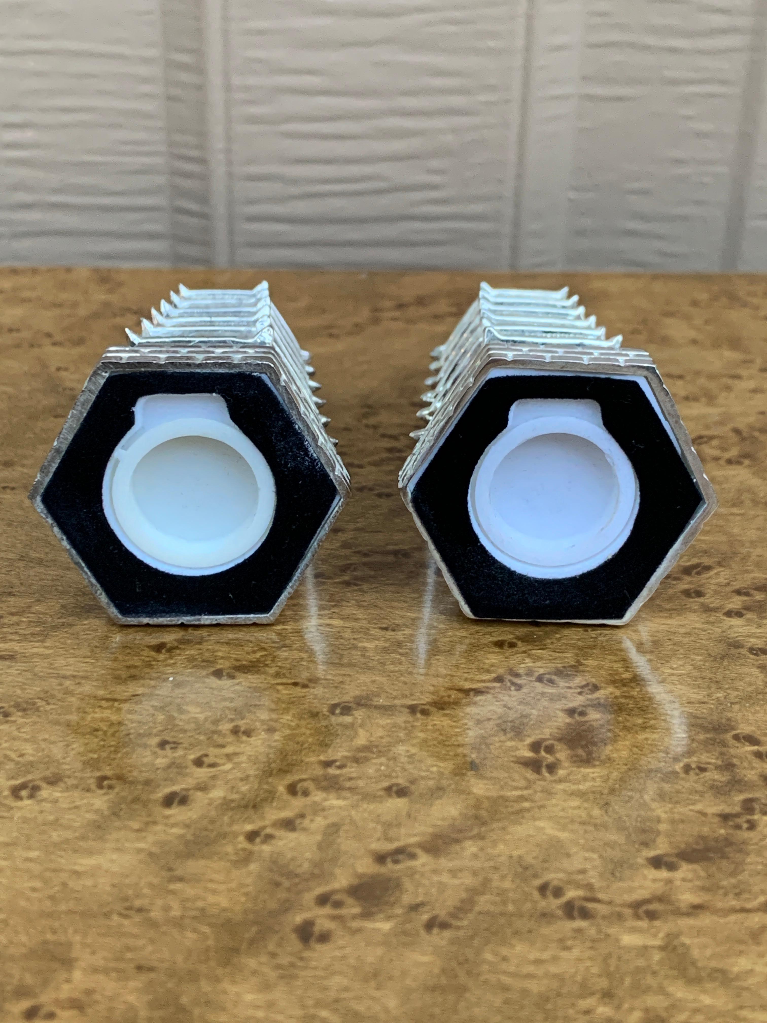 Argent Salière et poivrière en argent Godinger Chinoiserie Pagode en vente