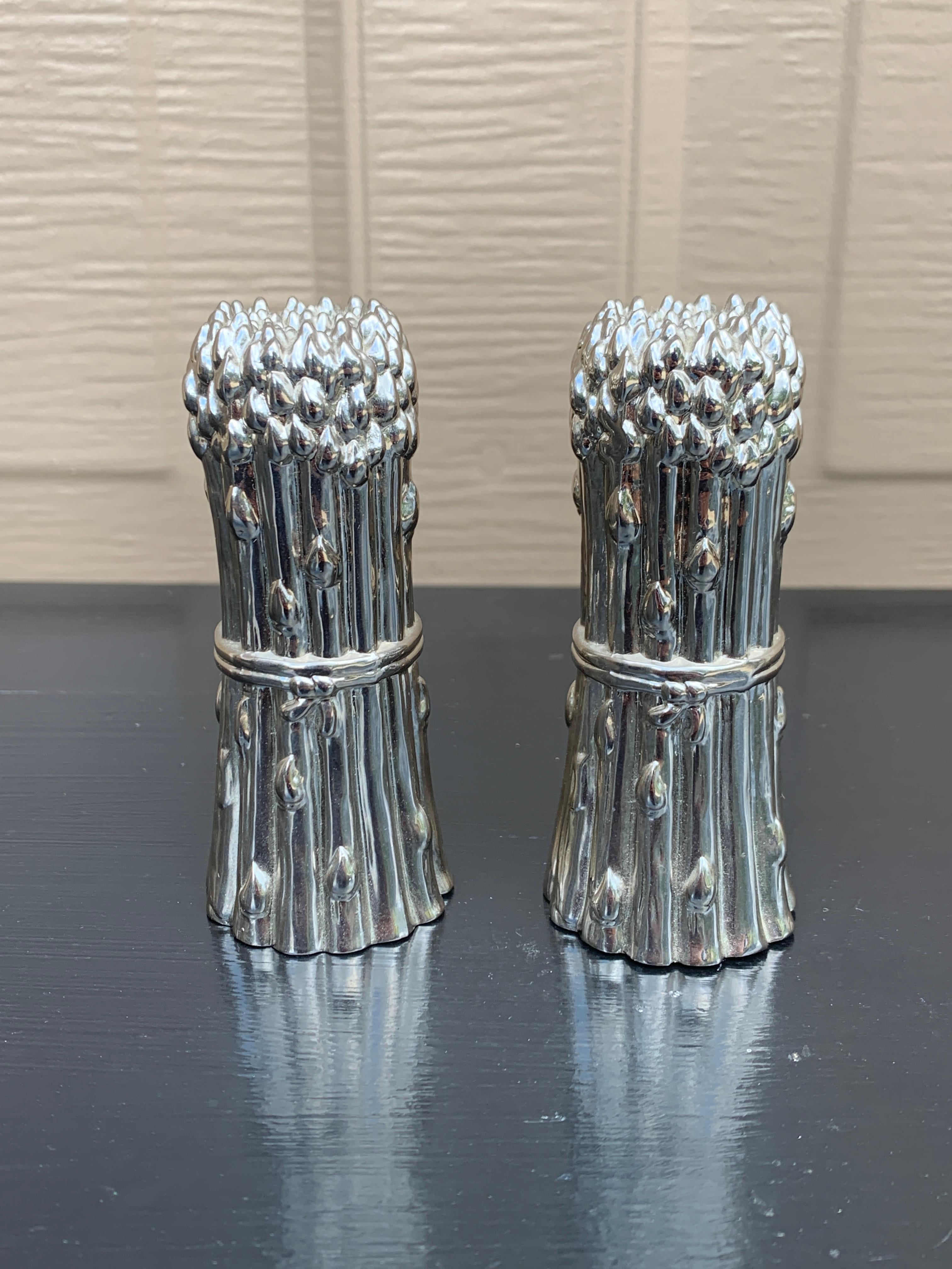 Charmante paire de salières et poivrières en argent de style campagne française, en forme de bottes d'asperges.

Par Godinger

Circa 1980

Dimensions : 1,5 
