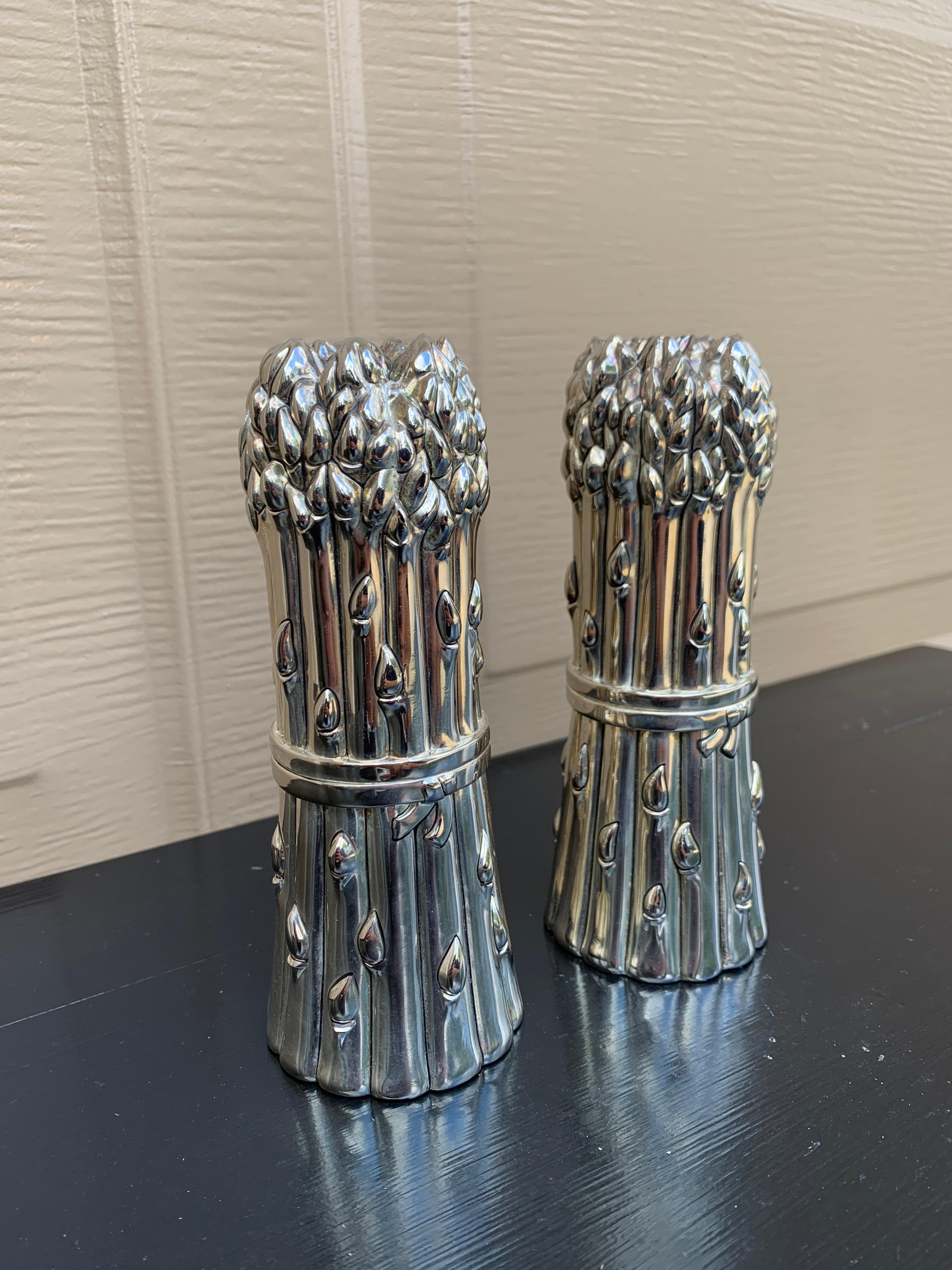 Chinois A Silver Godinger French Country Asparagus Salt Grinder and Pepper Shakers (moulin à sel et poivrières) en vente