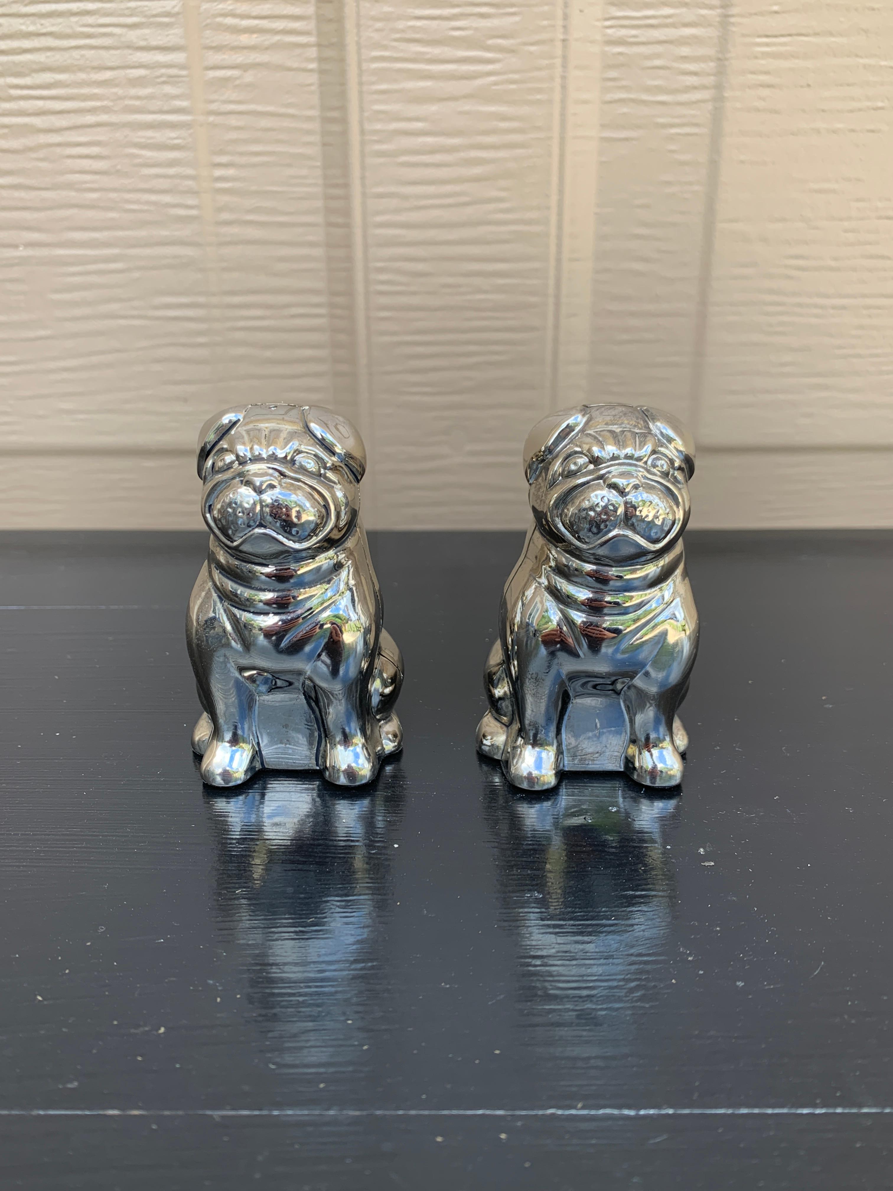 Une charmante paire de salières et poivrières en métal argenté en forme de chiens carlins

Par Godinger

Fin du 20e siècle

Dimensions : 1.75 