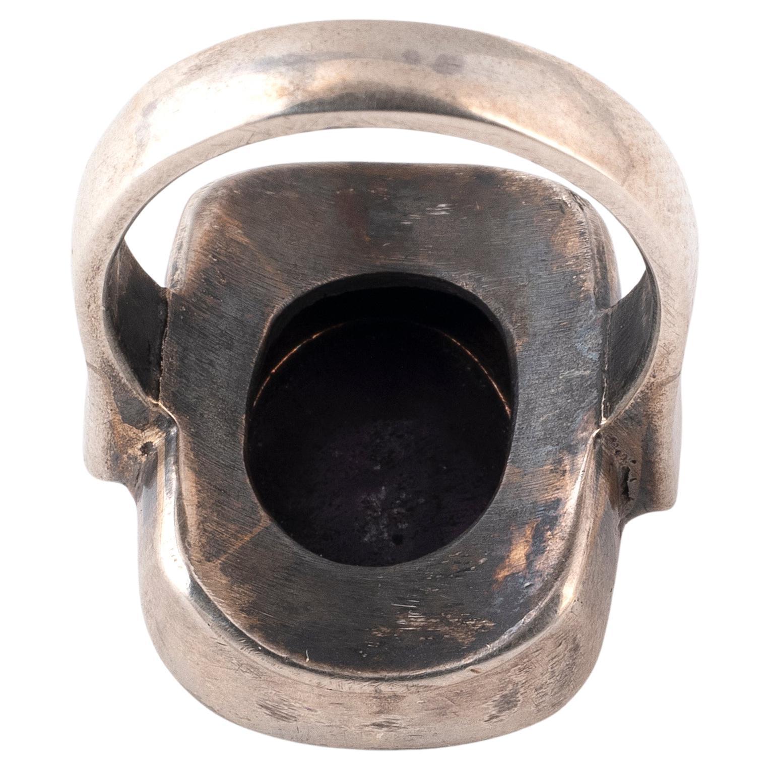 Una amatista de plata y oro  anillo de dedo que representa el instrumento musical romano, llamado Sistrum, con dos mariposas
Periodo Siglo I
Tamaño del anillo : 6 1/2
Calcografía : 14mm 
Peso: 10.7gr.

