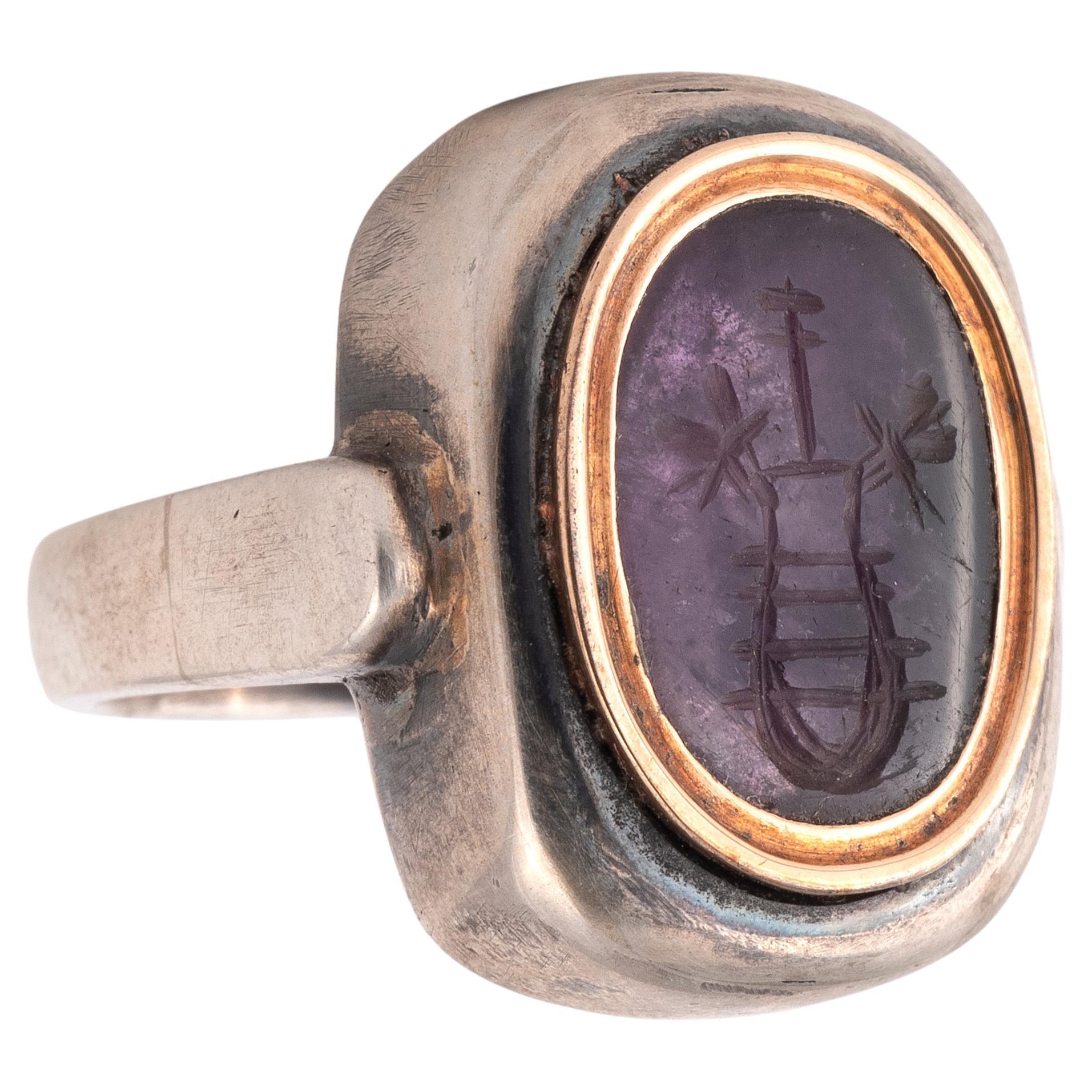 Anillo de dedo de plata y oro con amatista que representa un instrumento musical Siglo I en venta