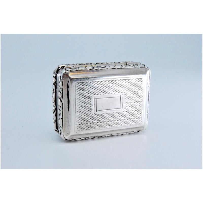 Description: Silver and gold vinaigrette box in the shape of a book, crimped lid and casing, George IV period. Metal: Silver - Gold. Origin: English. Brand: Birmingham. Weight: 17.21 grams. Dimensions: 3.2x1.2cm. Content: 925/1000 (Silver) -