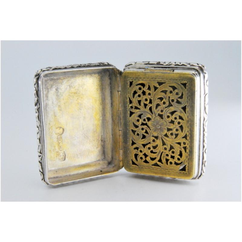 Silver-gold book-shaped vinaigrette with beaded lid and casing, George IV In Good Condition For Sale In Porto, PT