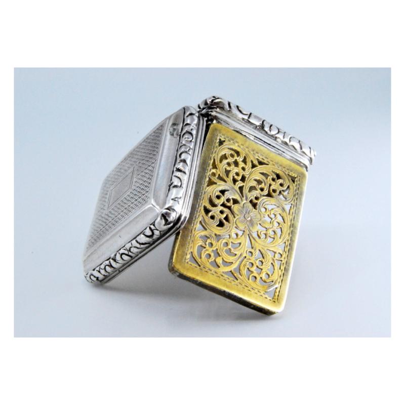 Silver-gold book-shaped vinaigrette with beaded lid and casing, George IV For Sale 1