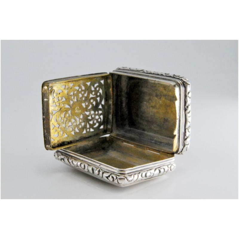 Silver-gold book-shaped vinaigrette with beaded lid and casing, George IV For Sale 2