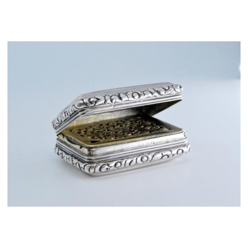 Silver-gold book-shaped vinaigrette with beaded lid and casing, George IV For Sale 3