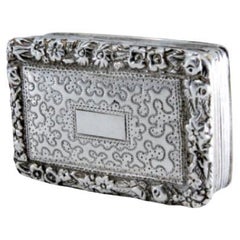 Vinaigrette a forma di libro in argento e oro con fregi, epoca Giorgio IV Vinaigrette a forma di libro in argento e oro con fregi, epoca Giorgio IV