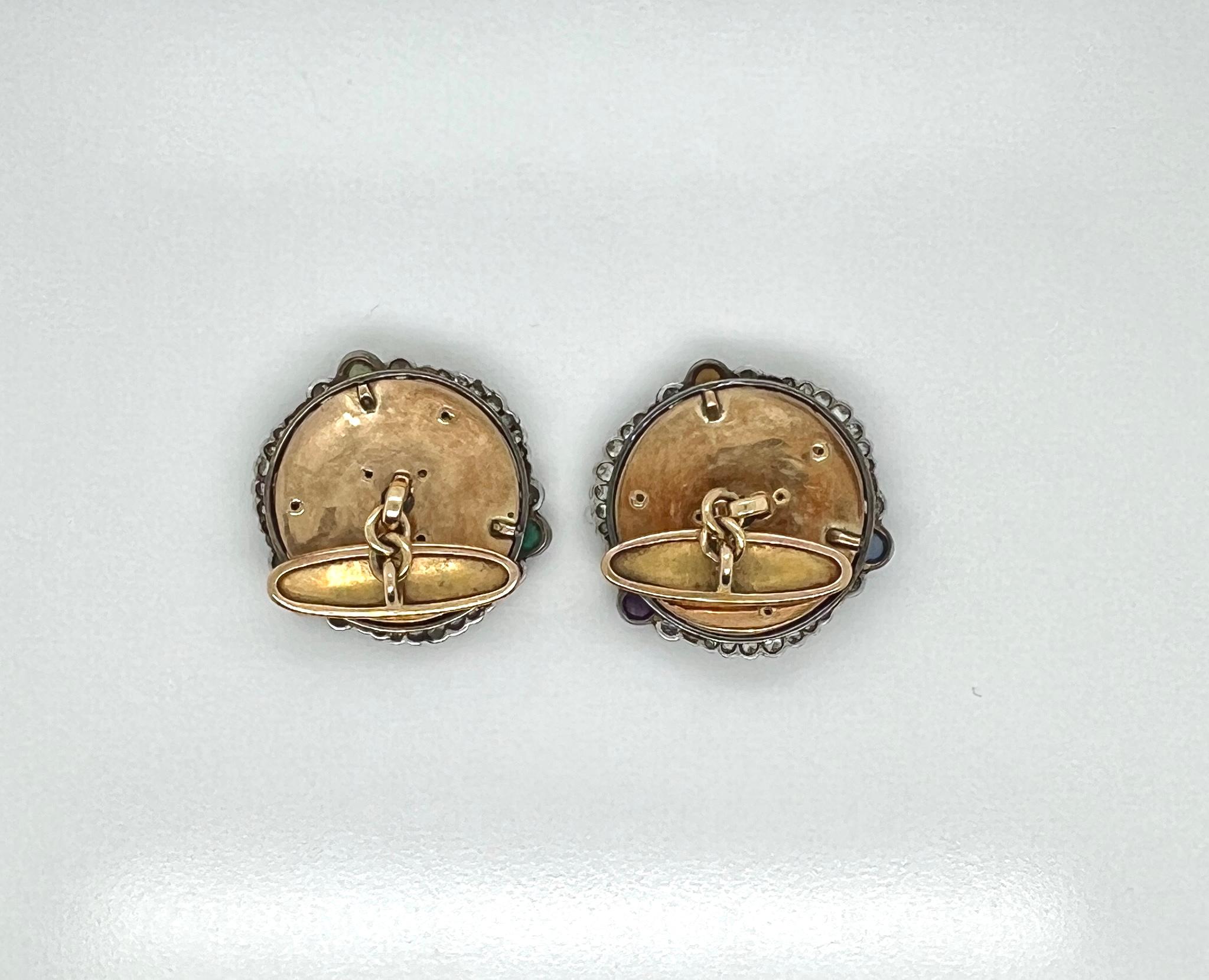 Gemelli in argento, oro, diamanti, smalto e gemme multicolore

Forse di produzione russa
Oro e argento 14k, zaffiro, ametista, agata, citrino, smeraldo. 
Circa 1940-50
Circa 2 carati di diamanti. 
Peso 21,5 grammi.

In ottime condizioni