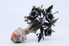 Bouquet floral en argent et or avec émaux et perles dans un cache-pot en céramique