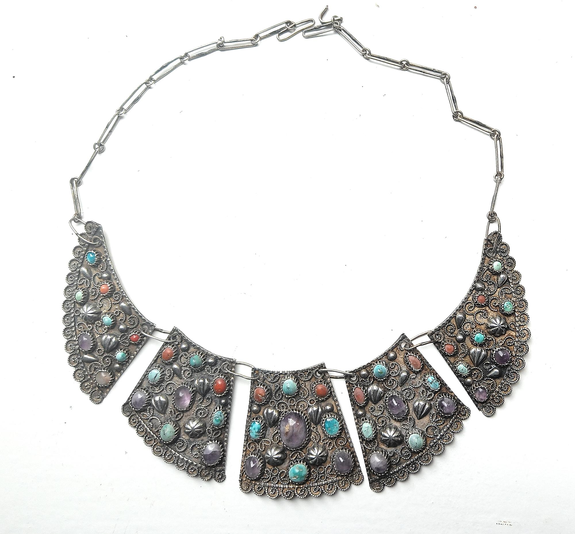Collier persan en argent avec turquoise Antiquités du Moyen-Orient
Un collier persan en argent très détaillé, influencé par le style ancien, avec des pierres de turquoise et de corail. 
Pierres rondes et ovales en serti filigrane.   séparer les