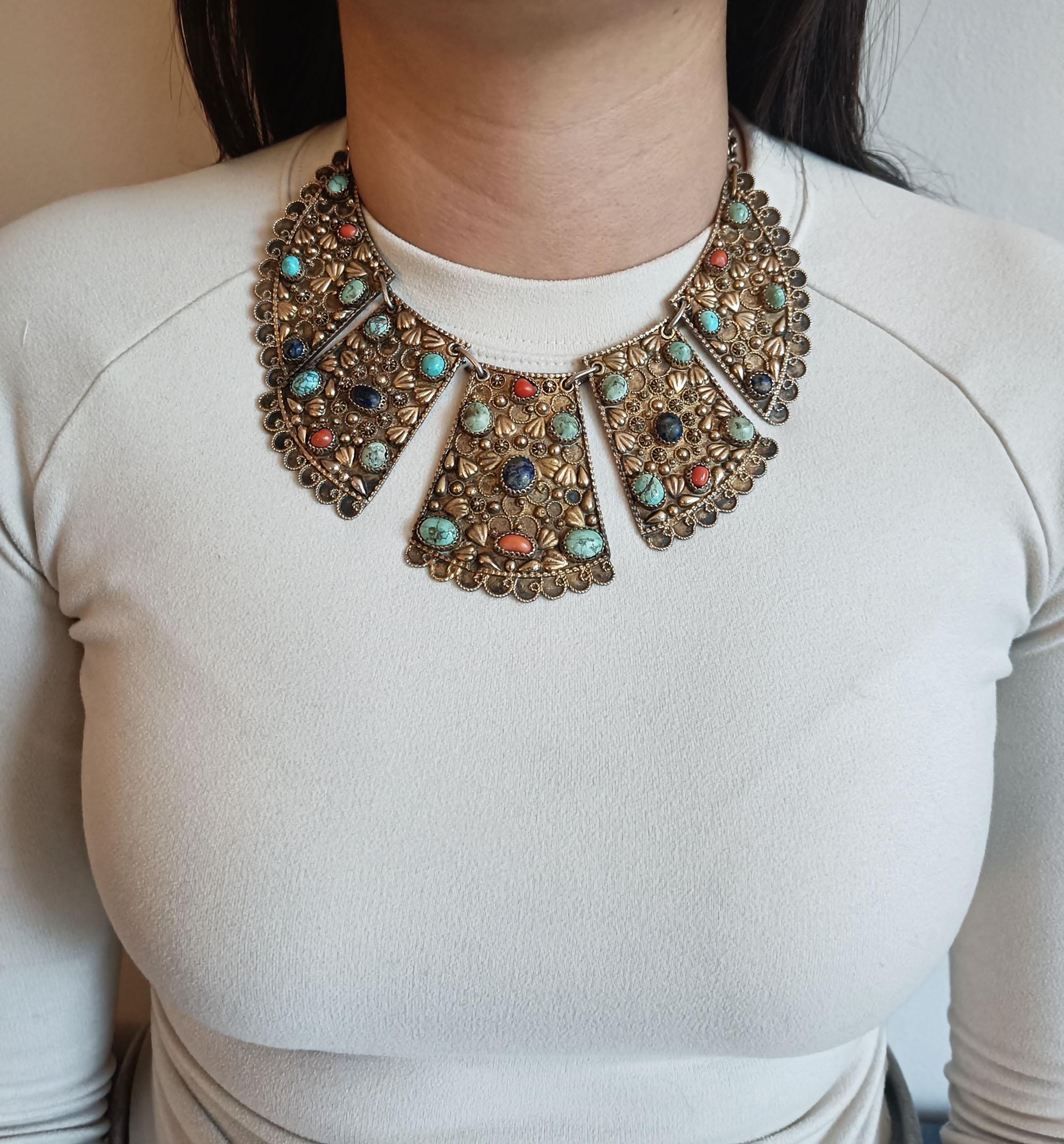 Persische Bib-Halskette aus Silber, Gold, vergoldet, mit Türkis-Antiques aus dem Nahen Osten (20. Jahrhundert) im Angebot