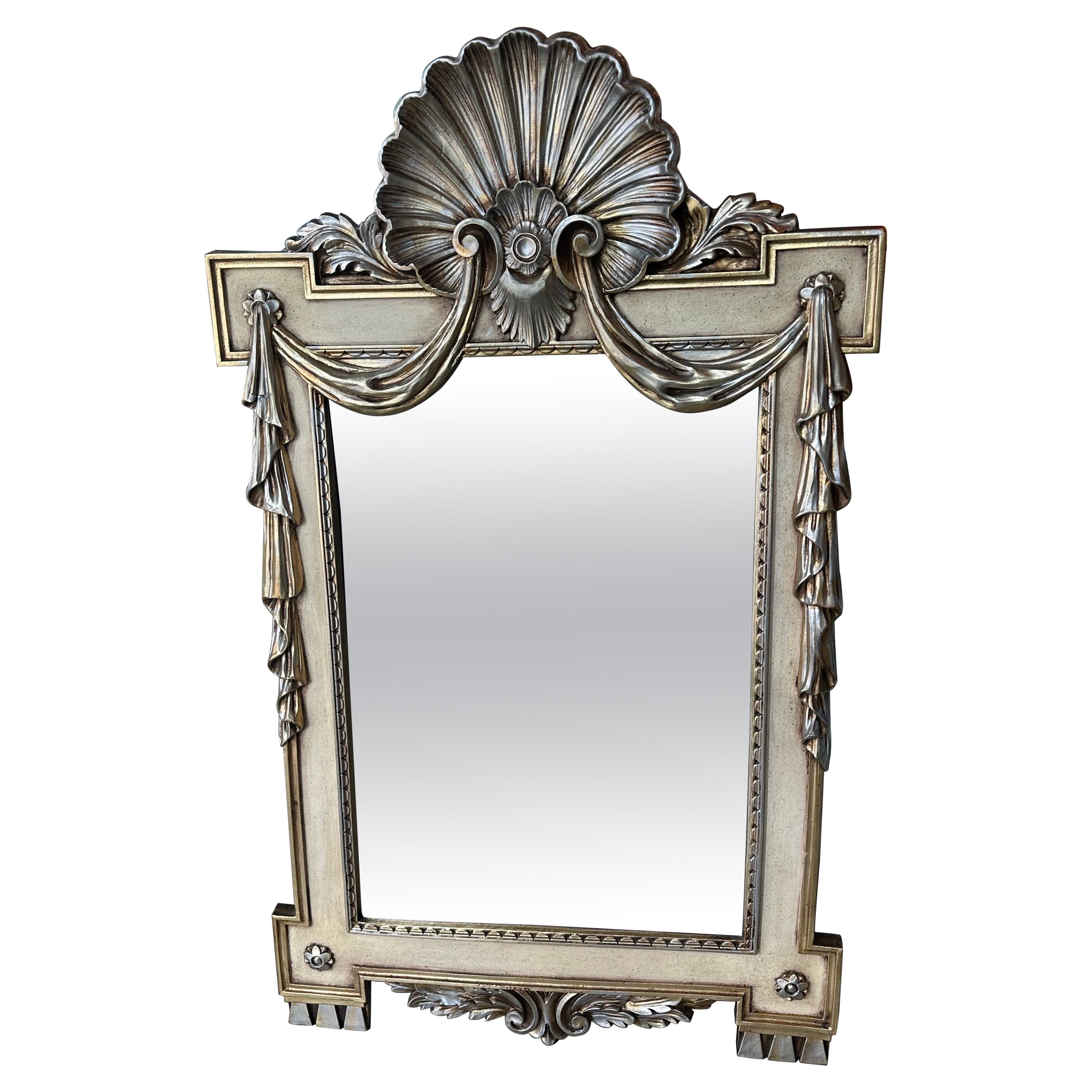 Miroir mural drapé en coquillage doré et argenté de style Dorothy Draper en vente