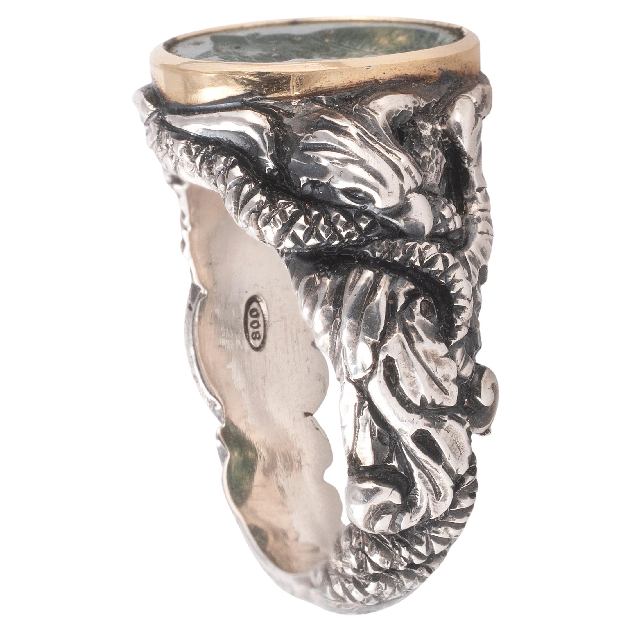 Anello da dito romano d'epoca raffigurante Giove

Anello da dito in argento e oro con calcedonio verde raffigurante Giove.
Periodo Romano Primo secolo CE.
Misura dell'anello: 8
Intaglio: 12 mm 
Peso: 18gr.

La calcografia raffigura Giove,