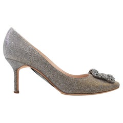 Zapatos de salón de Manolo Blahnik en lamé con hebilla de cristal, en plata y dorado, talla 37