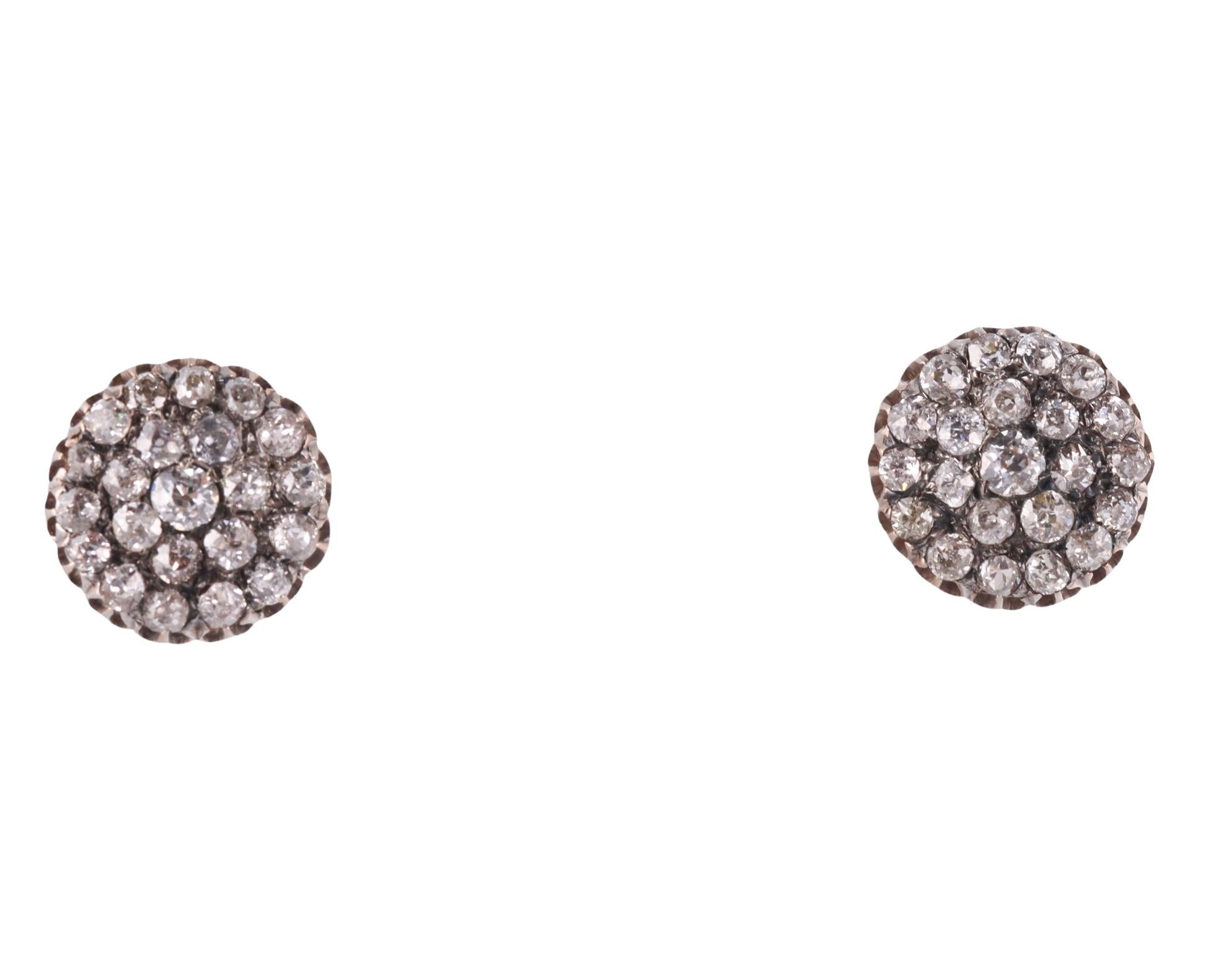 Par de pendientes de oro de 14 quilates y plata, engastados con un total de aprox.  2,30ctw en diamantes talla mina antigua. Los pendientes miden 14 mm de diámetro y pesan 3,7 gramos. No marcado, probado 14k y plata. Con postes roscados.