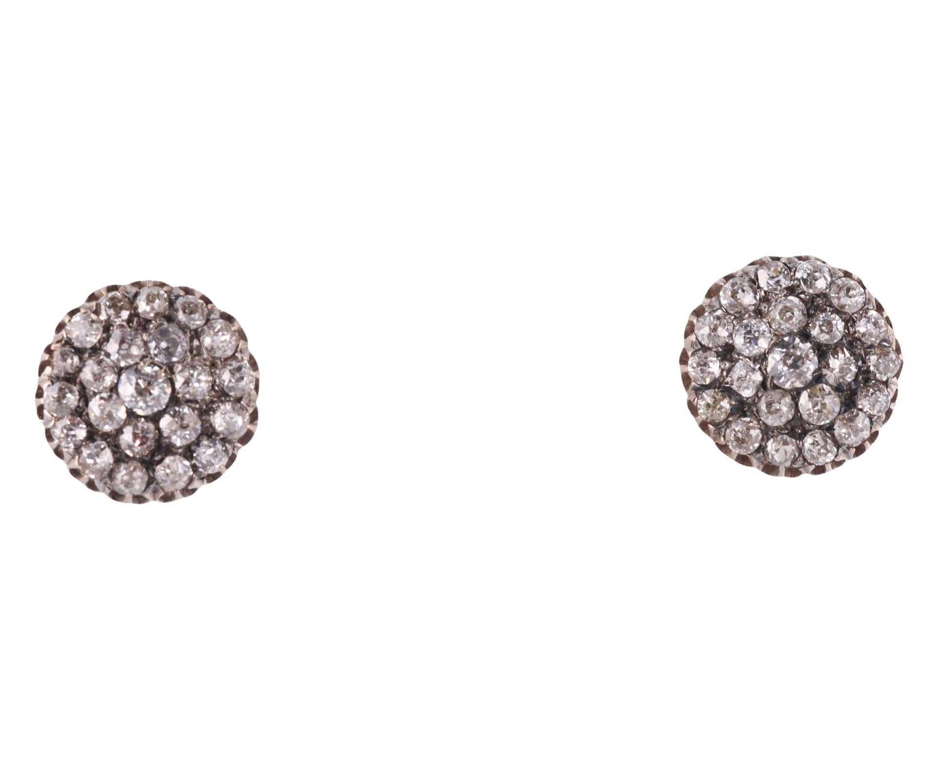 Paire de boucles d'oreilles en or 14k et argent, serties d'un total d'approx.  2,30ctw en diamants de taille ancienne. Les boucles d'oreilles mesurent 14 mm de diamètre et pèsent 3,7 grammes. Non marqué, testé 14k et argent. Avec poteaux à vis.